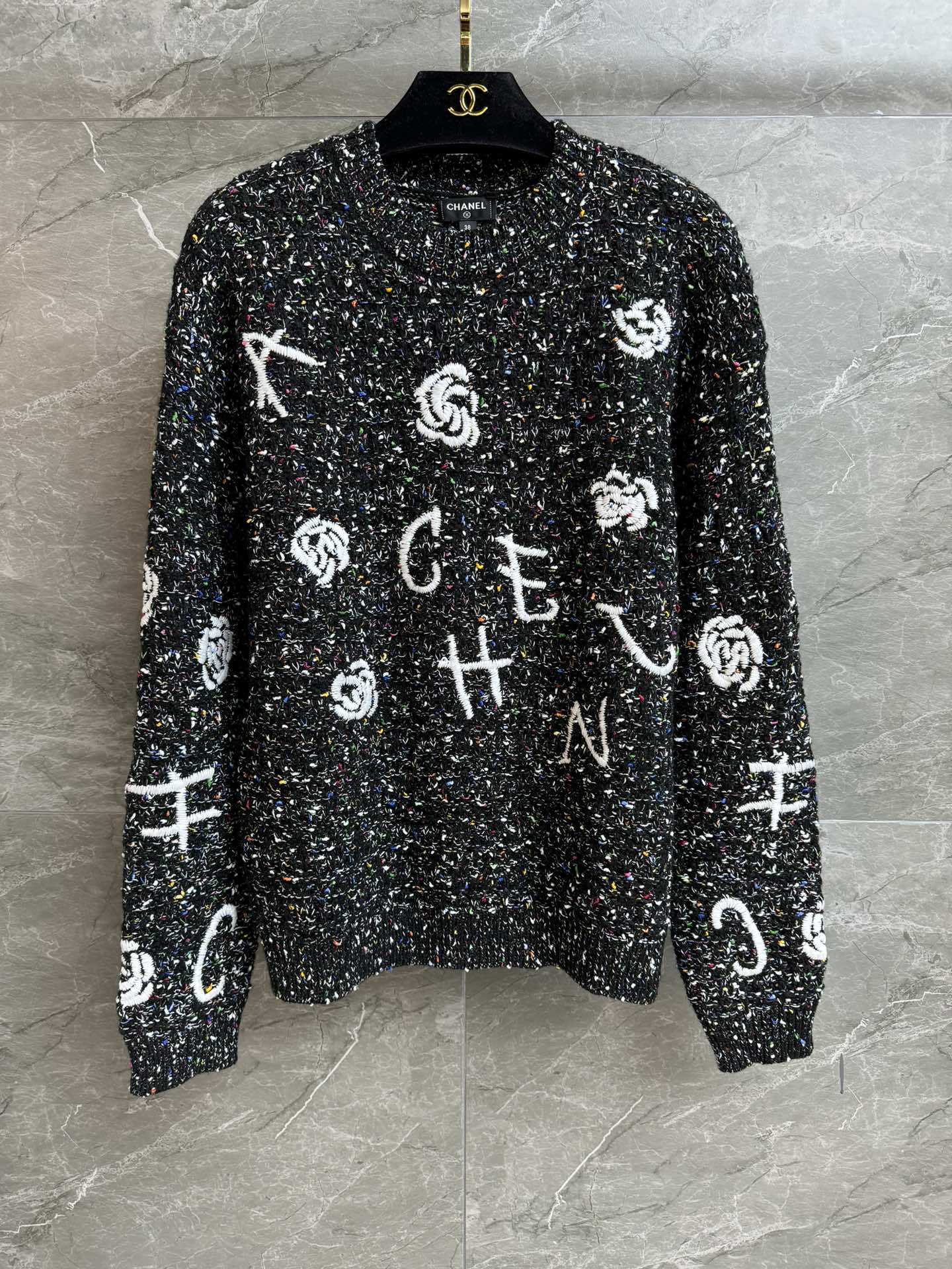 NO:708881,New arrivals for autumn and winter. Xiangjia flower embroidered sweater. New arrivals for autumn and winter 2025. Round neck design. Camellia letter embroidery embellishment. Colorful yarn interweaving. Age-reducing and high-end. Customized knitted fabric. Thick, soft and comfortable. Normal fit. The upper body is slim and elegant. Complete trademarks. Sizes SML,,chanel,sweaters,19860909秋冬新款上新啦 香家花朵刺绣毛衣 2025秋冬新品 圆领领口设计 山茶花字母刺绣点缀 彩色纱线交织 减龄又高级 定制针织面料 厚实软糯舒适 正常版型 上身显瘦又气质 商标齐全 尺码SML,,chanel,sweaters,,Women's clothing