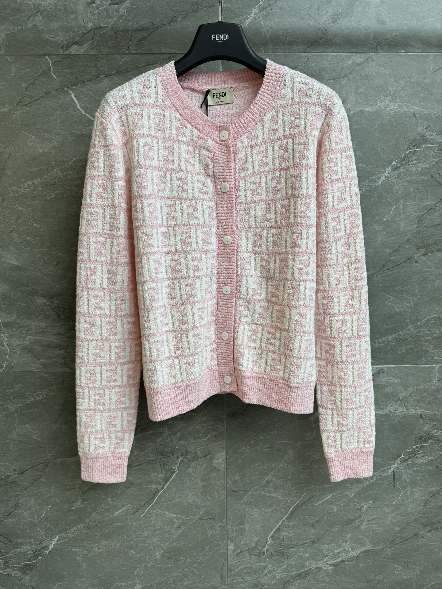 NO:708877,New style for early spring FD pink jacquard cardigan 2026 early spring series Round neck single-breasted design Three-dimensional FF jacquard pattern Pink and white color matching is age-reducing and high-end Wool blended knitted fabric Soft and comfortable Normal fit The upper body is slim and elegant Complete trademarks Size SML,,19860909早春新款上新啦 FD粉色提花开衫 2026早春系列 圆领单排扣设计 立体FF提花图案 粉白配色减龄又高级 羊毛混纺针织面料 柔软舒适 正常版型 上身显瘦又气质 商标齐全 尺码SML,,,Women's clothing