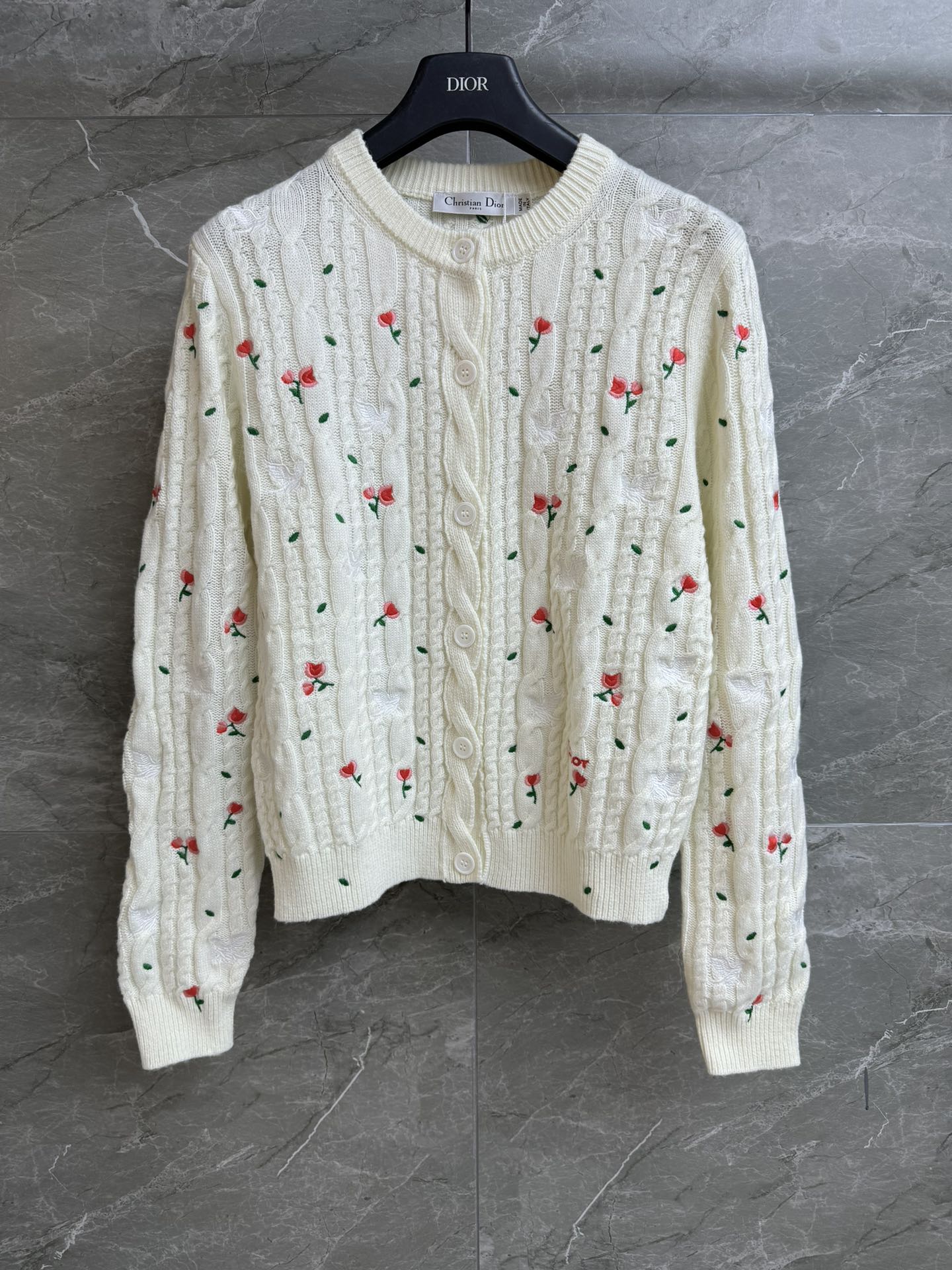 NO:708874,The new style for early spring is new. D family floral embroidered cardigan 2026 spring and summer series. Round neck single-breasted design. Fresh and sweet floral embroidery pattern. Exquisite, fashionable and age-reducing. Customized knitted fabric. Soft and comfortable. Normal fit. The upper body is slim and elegant. Complete trademarks. Sizes SML, dior,19860909早春新款上新啦 D家碎花刺绣开衫 2026春夏系列 圆领单排扣设计 清新甜美的碎花刺绣图案 精致时髦减龄 定制针织面料 柔软舒适 正常版型 上身显瘦又气质 商标齐全 尺码SML,,dior,,Women's clothing