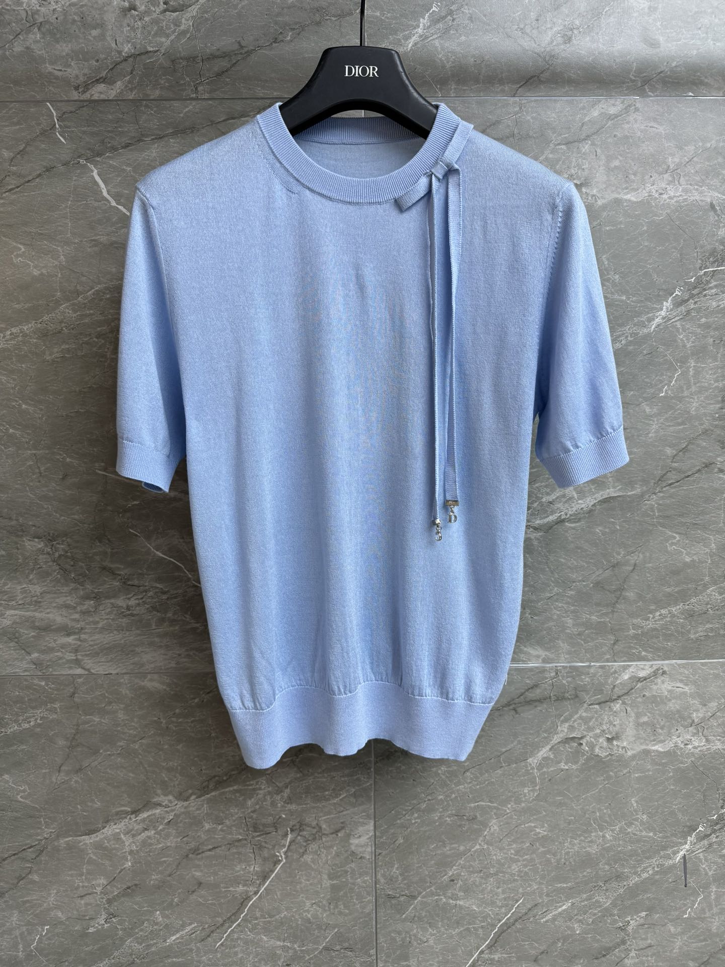 NO:708868,The new style for early spring is new. D's bow knitted short sleeves. 2026 spring and summer series. Round ribbed neckline. Bow decoration. Exquisite, simple and high-end. Customized knitted fabric. Lightweight, comfortable and breathable. Slim fit. The upper body is slim and elegant. Complete trademarks. Sizes SML, dior, T-shirt,19860909早春新款上新啦 D家蝴蝶结针织短袖 2026春夏系列 圆领罗纹领口 蝴蝶结装饰点缀 精致简约高级 定制针织面料 轻薄舒适透气 修身版型 上身显瘦又气质 商标齐全 尺码SML,,dior,T-shirt,,Women's clothing