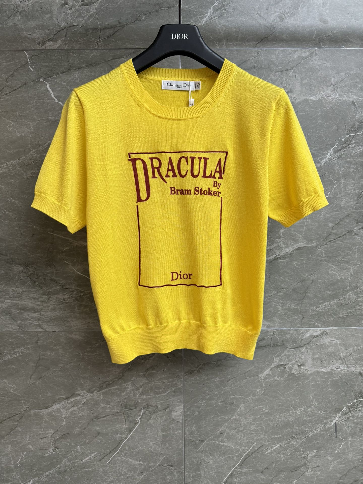 NO:708866,New styles for early spring are available. D's yellow knitted short-sleeved 2026 spring and summer series. Round ribbed neckline. Letter embroidery pattern embellishment. Yellow and red color matching, fashionable and personalized. Customized knitted fabric. Light and breathable. Slim fit. The upper body is slim and versatile. Complete trademarks. Sizes SML, dior, T-shirt,19860909早春新款上新啦 D家黄色针织短袖 2026春夏系列 圆领罗纹领口 字母刺绣图案点缀 黄红配色时髦个性 定制针织面料 轻薄透气 修身版型 上身显瘦又百搭 商标齐全 尺码SML,,dior,T-shirt,,Women's clothing