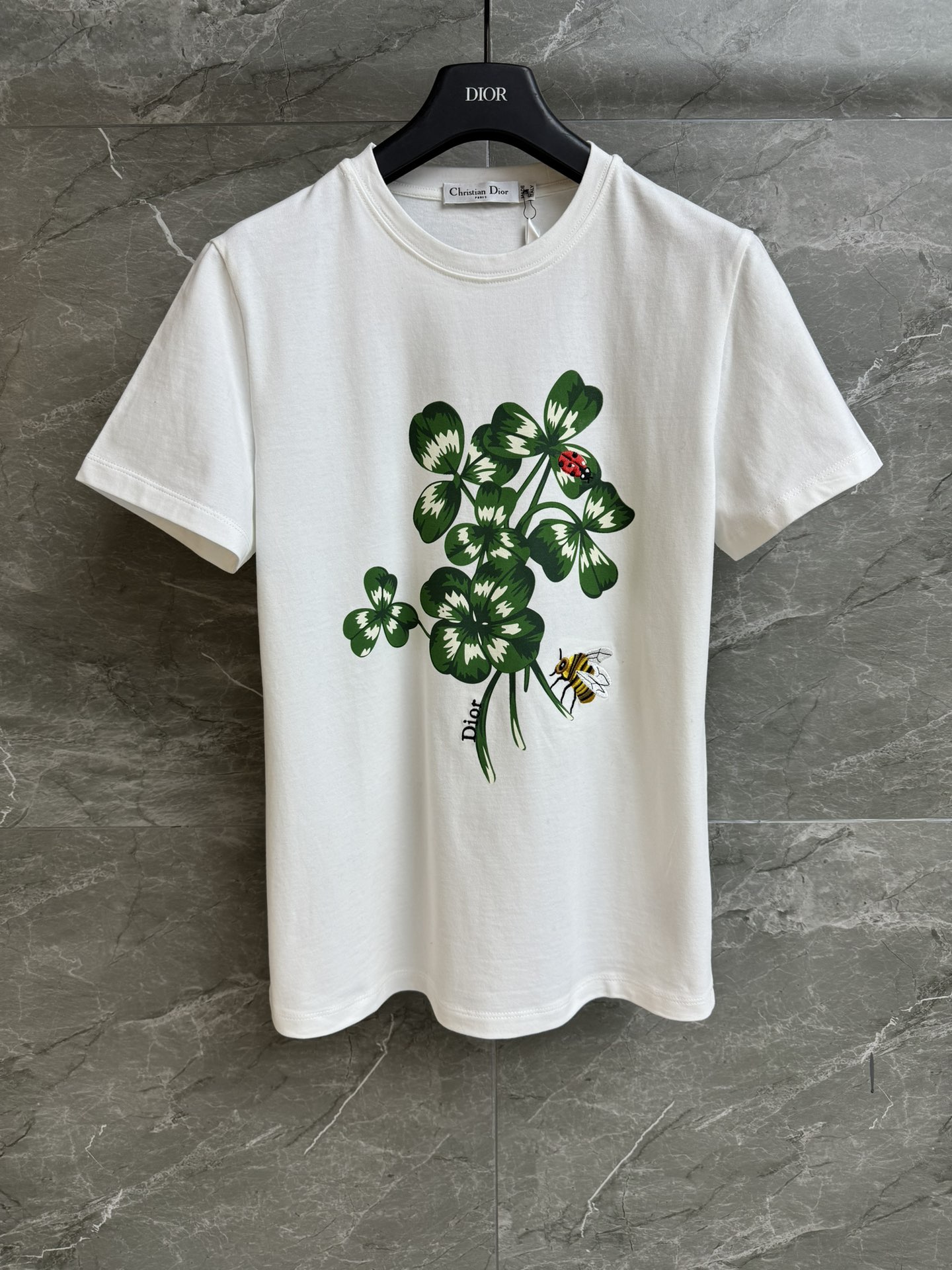 NO:708858,The new model of early spring has been shipped. D family four-leaf clover T-shirt 2026 spring and summer series. Round neck design. Four-leaf clover print + bee logo embroidery pattern. Fashionable and age-reducing. Imported pure cotton fabric. Comfortable and skin-friendly. Normal fit. The upper body is slim and versatile. Complete trademarks. Sizes SML, dior, tees, t-shirt,19860909早春新款出货啦 D家四叶草T恤 2026春夏系列 圆领领口设计 四叶草印花+蜜蜂logo刺绣图案 时髦减龄 进口纯棉面料 舒适亲肤 正常版型 上身显瘦又百搭 商标齐全 尺码SML,,dior,tees，t-shirt,,Women's clothing