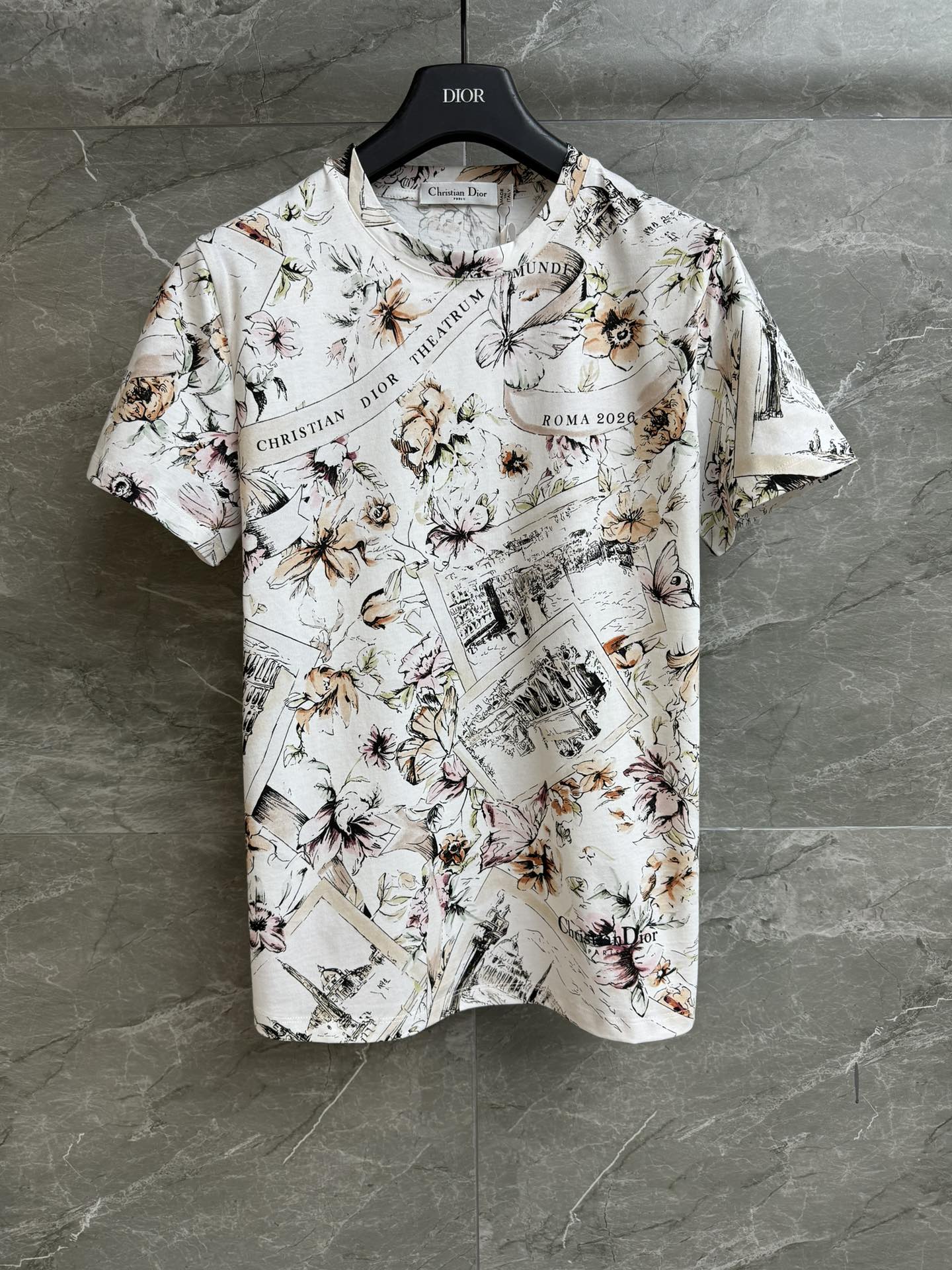 NO:708863,New spring and summer models are available. D's Rome medal T-shirt 2026 spring and summer series. Round neck design. Roman medal print pattern. Retro and high-end. Imported pure cotton material. Skin-friendly, comfortable and breathable. Normal fit. The upper body is slim and versatile. Complete trademarks. Sizes SML, dior, tees, t-shirt,19860909春夏新款上新啦 D家罗马纪念章T恤 2026春夏系列 圆领领口设计 罗马纪念章印花图案 复古又高级 进口纯棉材质 亲肤舒适透气 正常版型 上身显瘦又百搭 商标齐全 尺码SML,,dior,tees，t-shirt,,Women's clothing