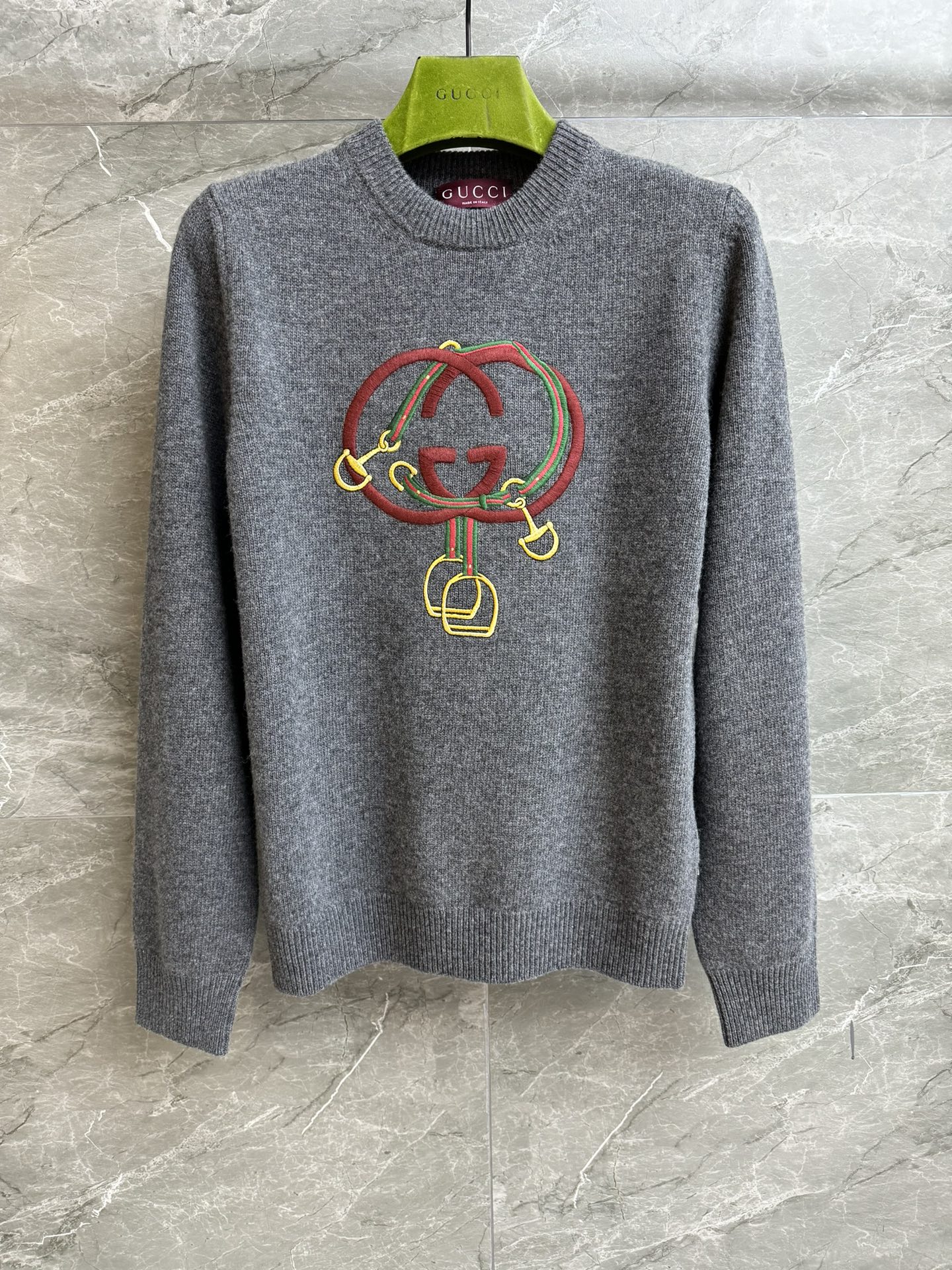 NO:708848,New models for early spring are shipping!  G's gray stirrup sweater, Chinese New Year series, round ribbed collar, webbing interlocking double G stirrup embroidery pattern, fashionable and high-end color scheme, wool knitted fabric, warm, comfortable and skin-friendly, loose fit, suitable for both men and women, complete trademarks, sizes SMLXL,,gucci,sweaters,19860909早春新款出货啦！ G家灰色马蹬毛衣 中国新年系列 圆领罗纹领口 织带互扣式双G马蹬刺绣图案 配色时髦高级 羊毛针织面料 保暖舒适亲肤 宽松版型 不挑人穿 男女同款 商标齐全 尺码SMLXL,,gucci,sweaters,,Women's clothing