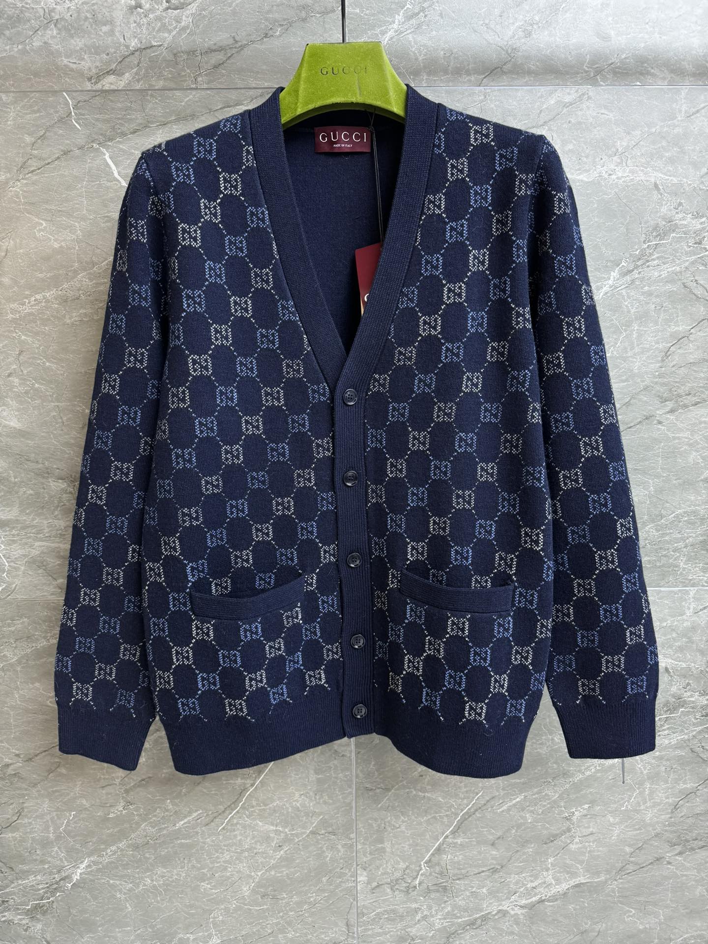 NO:708842,The new model for early spring has been shipped. G family's dark blue wool cardigan 2026 early spring series. Temperament V-neck neckline. Two-color GG presbyopia jacquard pattern. Dark blue casual retro high-end wool cashmere blended fabric. Warm, comfortable and skin-friendly. Loose fit. Not picky. Same style for men and women. Complete trademarks. Sizes SMLxL,,gucci,19860909早春新款出货啦 G家深蓝色羊毛开衫 2026早春系列 气质V领领口 双色GG老花提花图案 深蓝色休闲复古高级 羊毛羊绒混纺面料 保暖舒适亲肤 宽松版型 不挑人穿 男女同款 商标齐全 尺码SMLxL,,gucci,,Women's clothing