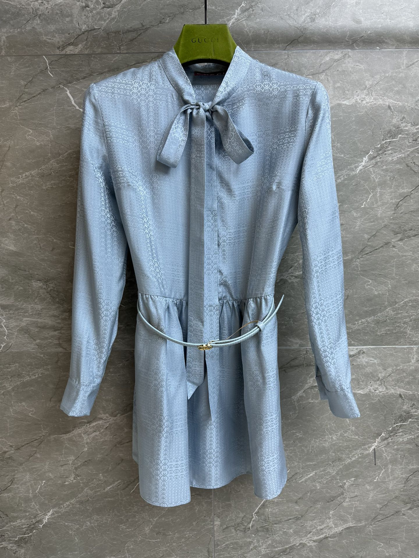 NO:708839,New styles for early spring are available!  G family blue silk dress 2026 early spring series Self-tie neckline Light blue GG jacquard pattern Fresh and elegant High-end Customized twill silk fabric Skin-friendly and comfortable Super texture Waist dress version Equipped with belt decoration The upper body looks slim and elegant Complete trademarks Sizes SML, gucci, skirts, real silk,19860909早春新款上新啦！ G家蓝色真丝连衣裙 2026早春系列 自系带领口 浅蓝色GG提花图案 清新淡雅高级 定制斜纹真丝面料 亲肤舒适 超有质感 收腰连衣裙版型 配有腰带装饰 上身显瘦又气质 商标齐全 尺码SML,,gucci,skirts,real silk,,Women's clothing