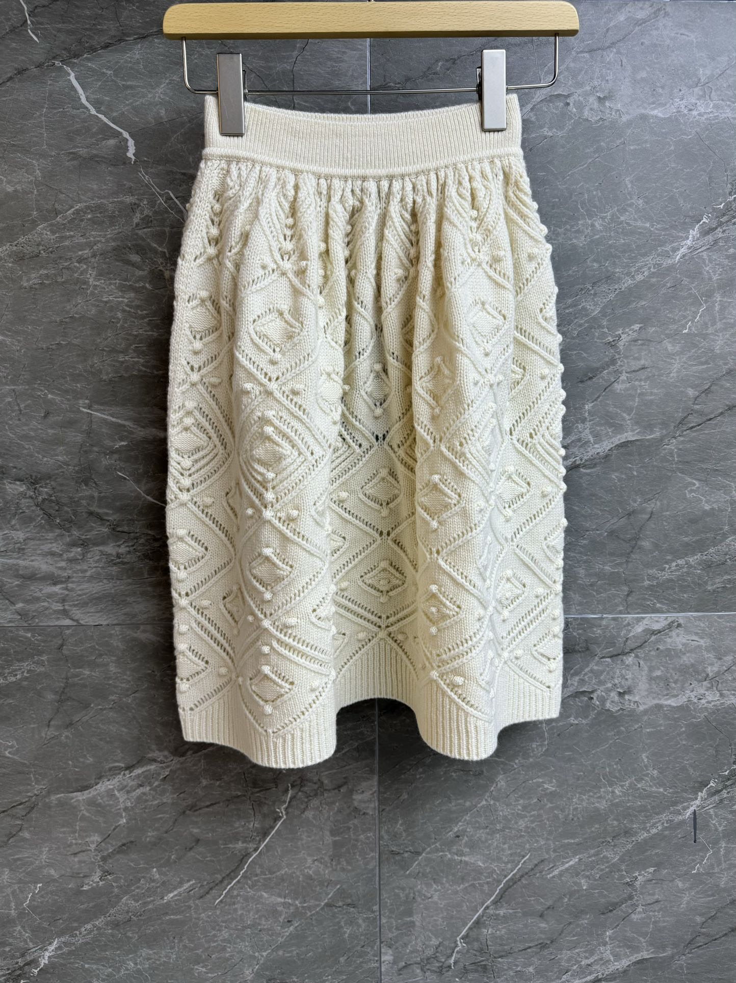 NO:708862,The higher version has been shipped. LP hollow crocheted cashmere skirt 2025 autumn and winter series. Elastic elastic waistband. Unique hollow diamond crochet pattern. Exquisite three-dimensional and full of high-end sense. Cashmere knitted fabric. Soft, comfortable and textured. High-waisted skirt version. The upper body is slim and elegant. Complete trademarks. Sizes SML, loro piana, skirts,19860909高版本出货啦 LP镂空钩花羊绒半裙 2025秋冬系列 松紧弹力腰头 独特的镂空菱格钩花纹 精致立体 满满高级感 羊绒针织面料 软糯舒适有质感 高腰半身裙版型 上身显瘦又气质 商标齐全 尺码SML,,loro piana,skirts,,Women's clothing