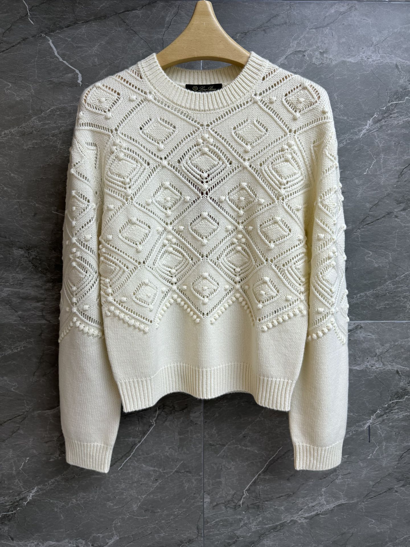 NO:708855,The higher version has been shipped. LP hollow crocheted cashmere sweater 2025 autumn and winter series. Round neck design. Unique hollow diamond crochet pattern. Exquisite three-dimensional. Full of high-end feel. Customized cashmere fabric. Soft, comfortable and textured. Normal fit. Upper body looks slim and elegant. Complete trademarks. Sizes SML, loro piana, sweaters,19860909高版本出货啦 LP镂空钩花羊绒毛衣 2025秋冬系列 圆领领口设计 独特的镂空菱格钩花纹 精致立体 满满高级感 定制羊绒面料 软糯舒适有质感 正常版型 上身显瘦又气质 商标齐全 尺码SML,,loro piana,sweaters,,Women's clothing