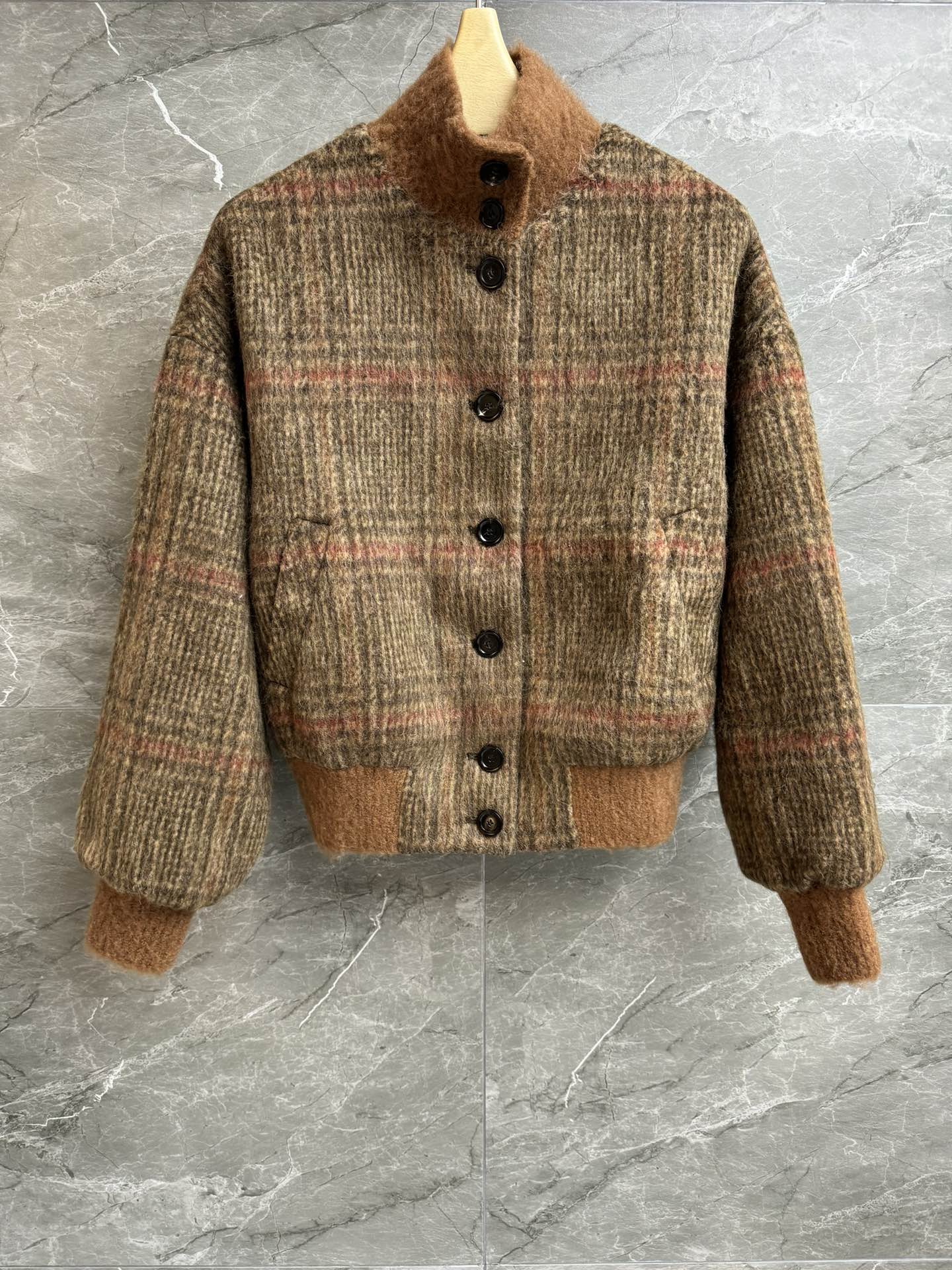 NO:708853,The high version has been shipped. LP brown plaid jacket 2025 autumn and winter series. Stand-up collar design. Classic plaid combined with retro brown color. Full of old money style. Wool and alpaca blended fabric. Soft, waxy, comfortable and warm. Loose fit. The upper body is slim and elegant. Complete trademarks. Sizes SML, loro piana, jackets & coats,19860909高版本出货啦 LP棕色格纹外套 2025秋冬系列 立领领口设计 经典格纹结合复古棕配色 老钱风满满 羊毛羊驼毛混纺面料 软糯舒适保暖 宽松版型 上身显瘦又气质 商标齐全 尺码SML,,loro piana,jackets & coats,,Women's clothing