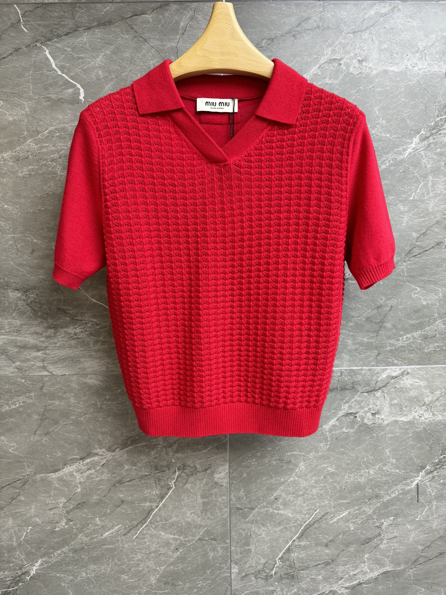 NO:709530,New arrival for early spring. Miu red wool short-sleeved New Year limited series. Lapel V-neck. Hollow woven texture on the front. Logo patch embroidery on the back. Red is white and fashionable. Wool knitted fabric. Light and comfortable. Normal fit. The upper body is slim and versatile. Complete trademarks. Sizes SML, miumiu, T-shirt,19860909早春新款上新啦 Miu红色羊毛短袖 新年限定系列 翻领V领领口 前身镂空编织纹理 后背logo贴布刺绣点缀 红色显白又时髦 羊毛针织面料 轻薄舒适 正常版型 上身显瘦又百搭 商标齐全 尺码SML,,miumiu,T-shirt,,Women's clothing