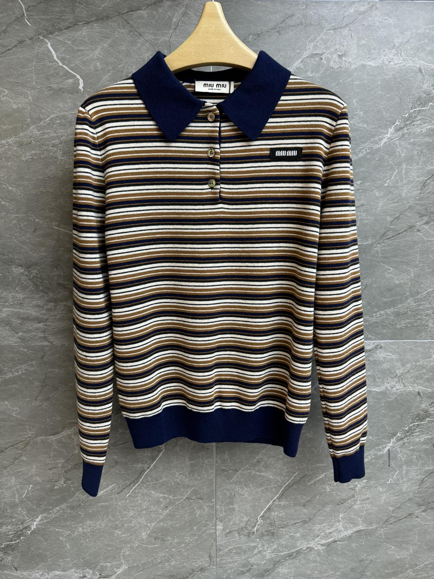 NO:709527,New models for early spring have been shipped. Miu striped knitted sweater 2026 early spring series. Classic polo collar design. Letter logo patch embroidery embellishment. Retro stripe contrasting color. Wool knitted fabric. Soft and comfortable. Slim fit. The upper body is slim and versatile. Complete trademarks. Sizes SML,,miumiu,sweaters,19860909早春新款出货啦 Miu条纹针织毛衣 2026早春系列 经典polo领设计 字母logo贴布刺绣点缀 复古条纹撞色 羊毛针织面料 柔软舒适 修身版型 上身显瘦又百搭 商标齐全 尺码SML,,miumiu,sweaters,,Women's clothing