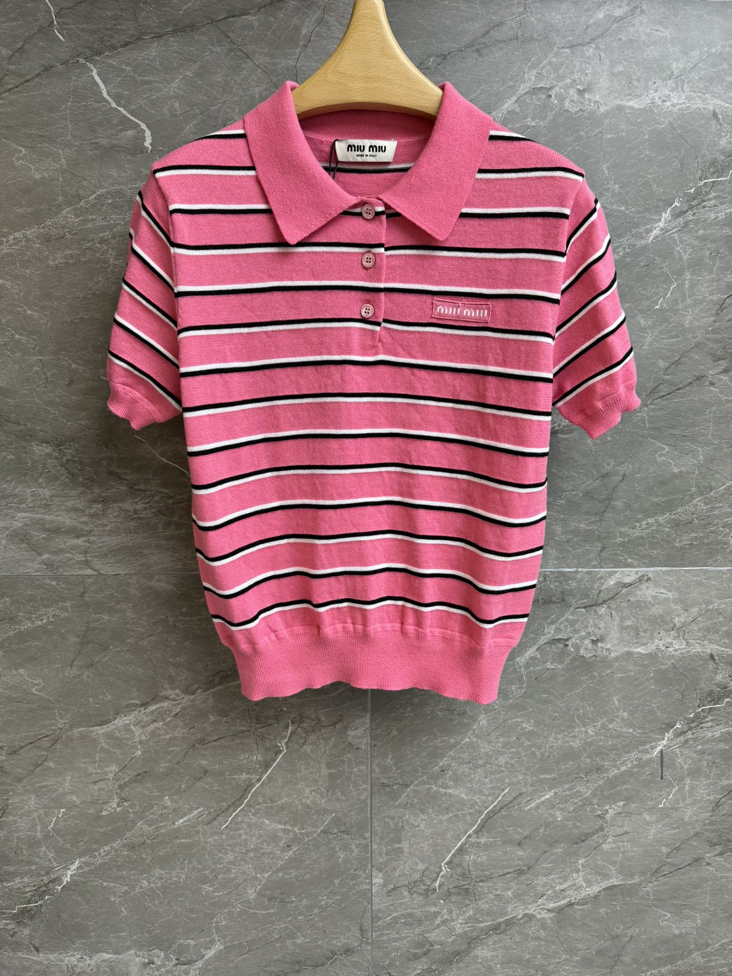 NO:710341,New style for early spring. Miu striped knitted short-sleeved 2026 early spring series. Classic polo collar design. Logo patch embroidery decoration on the chest. Pink stripe color matching. Age-reducing and fashionable style. Customized knitted fabric. Comfortable and skin-friendly. Slim fit. The upper body is slim and versatile. Complete trademarks. Sizes: sml, miumiu, T-shirt,19860909早春新款上新啦 Miu条纹针织短袖 2026早春系列 经典polo领设计 胸前logo贴布刺绣装饰 粉色条纹配色 减龄时髦洋气 定制针织面料 舒适亲肤 修身版型 上身显瘦又百搭 商标齐全 尺码sml,,miumiu,T-shirt,,Women's clothing