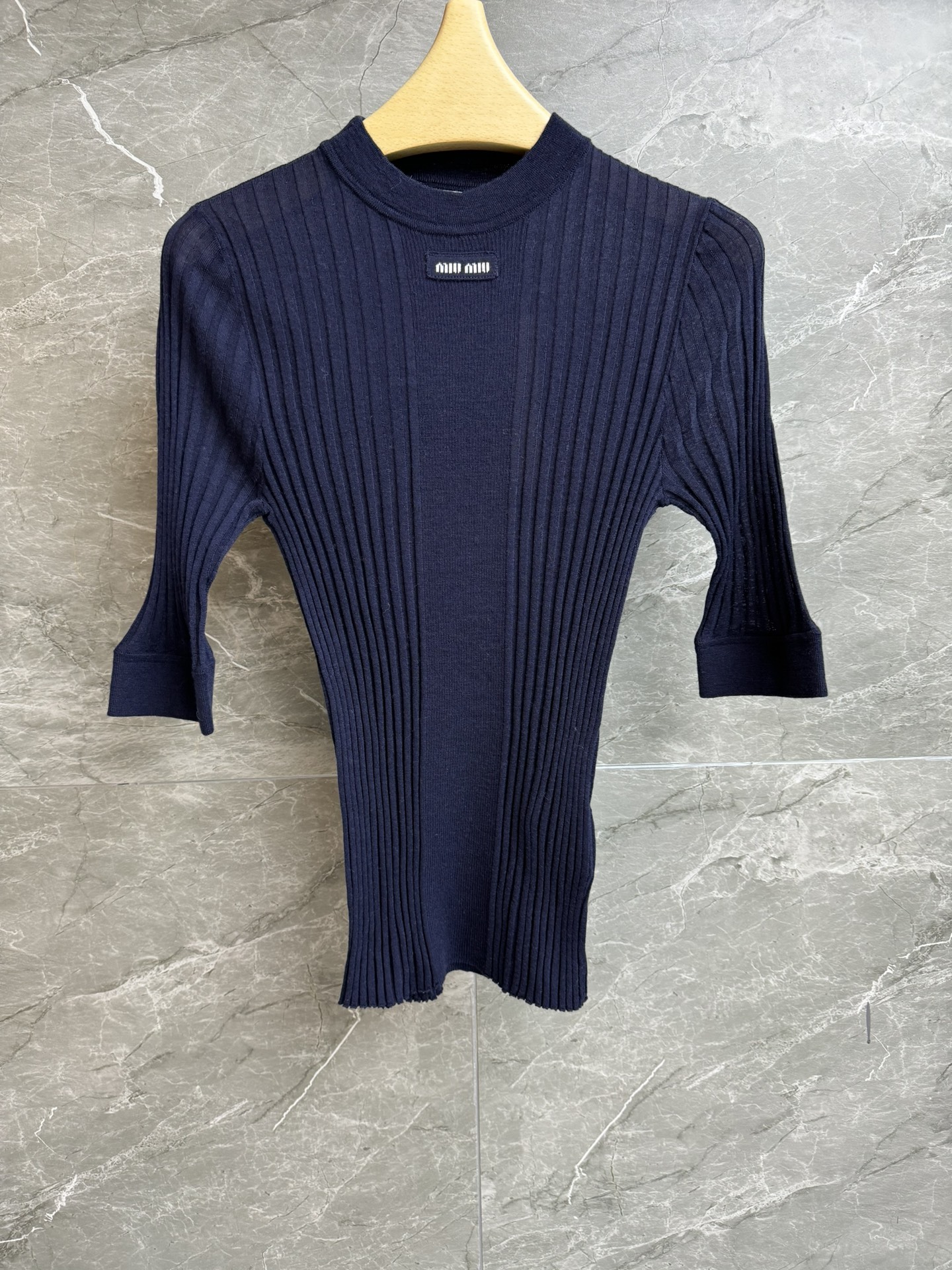 NO:709521,New models for early spring have been shipped. Miu navy blue knitted short-sleeve 2026 early spring series. Three-quarter sleeve design. Letter logo embroidery embellishment. Rib knitting exquisite craftsmanship. Simple and advanced. Wool knitted fabric. Light, comfortable and skin-friendly. Elastic slim fit. The upper body is slim and versatile. Complete trademarks. Sizes SML, miumiu, T-shirt,19860909早春新款出货啦 Miu藏蓝色针织短袖 2026早春系列 七分袖设计 字母logo徽标刺绣点缀 罗纹针织精致工艺 简约高级 羊毛针织面料 轻薄舒适亲肤 弹力修身版型 上身显瘦又百搭 商标齐全 尺码SML,,miumiu,T-shirt,,Women's clothing
