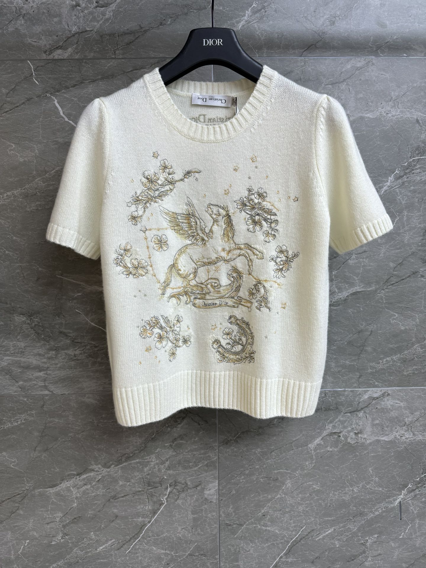 NO:709518,The new style for early spring is new. D family Pegasus cashmere short sleeves. 2026 early spring series. Round ribbed neckline. Gold thread Pegasus embroidery pattern. Exquisite, fashionable and age-reducing. Cashmere knitted fabric. Soft, comfortable and skin-friendly. Slim version. The upper body is slim and elegant. Complete trademarks. Sizes SML, dior, T-shirt,19860909早春新款上新啦 D家飞马羊绒短袖 2026早春系列 圆领罗纹领口 金线飞马刺绣图案 精致时髦减龄 羊绒针织面料 柔软舒适亲肤 修身版型 上身显瘦又气质 商标齐全 尺码SML,,dior,T-shirt,,Women's clothing