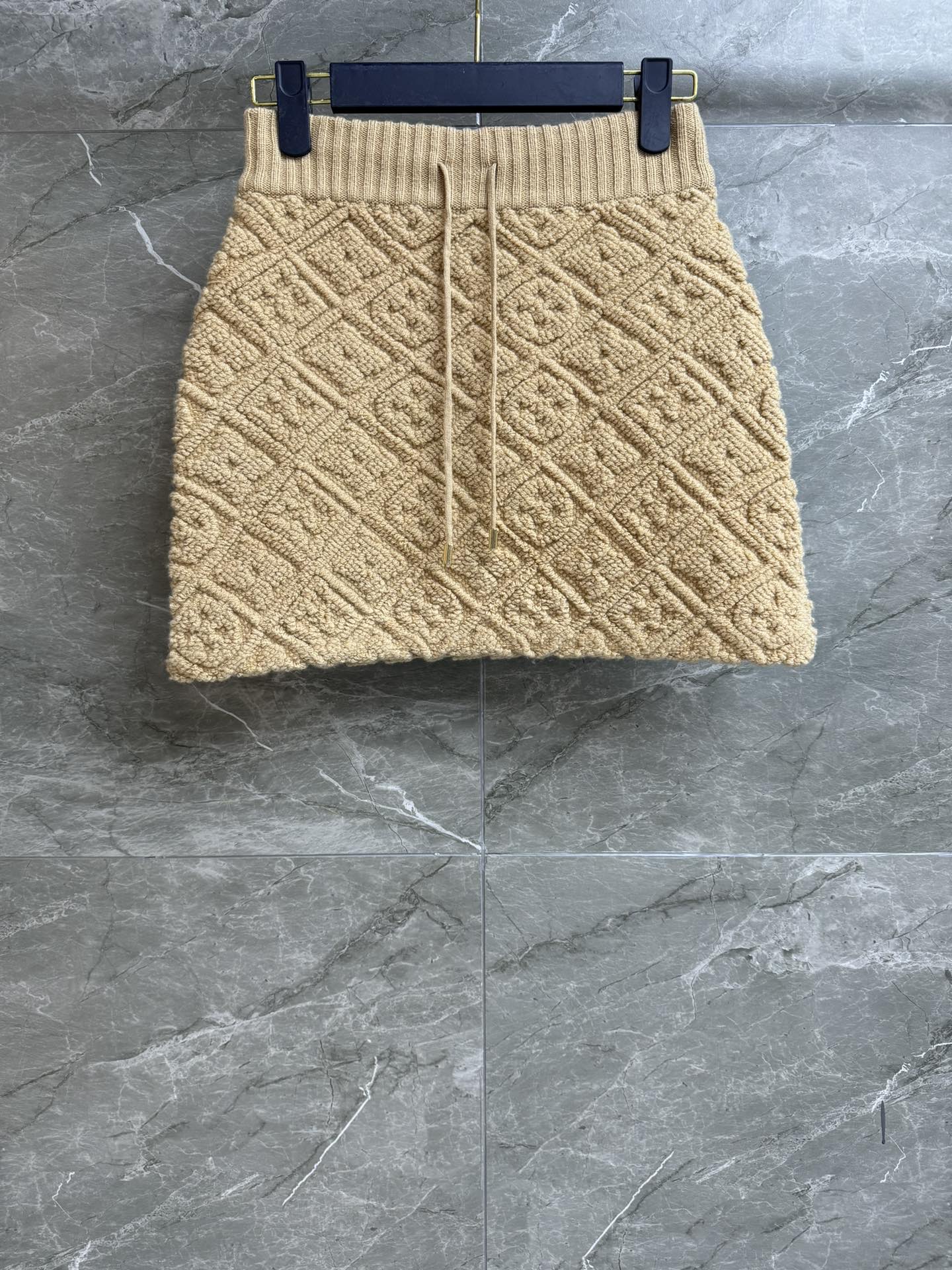 NO:709843,The new model for early spring has been shipped. L family embossed logo skirt 2026 early spring series. Elastic tie design at the waist. The whole body adopts embossed logo embossing technology. Exquisite three-dimensional. The color is gentle and high-end. Wool and cashmere blended fabric. Thick and comfortable A-line skirt version. The upper body is slim and versatile. Complete trademarks. Sizes: sml, louis vuitton, skirts,19860909早春新款出货啦 L家压花logo半裙 2026早春系列 腰部松紧系带设计 整体采用浮雕logo压花工艺 精致立体 配色温柔高级 羊毛羊绒混纺面料 厚实舒适 A字裙版型 上身显瘦又百搭 商标齐全 尺码sml,,louis vuitton,skirts,,Women's clothing