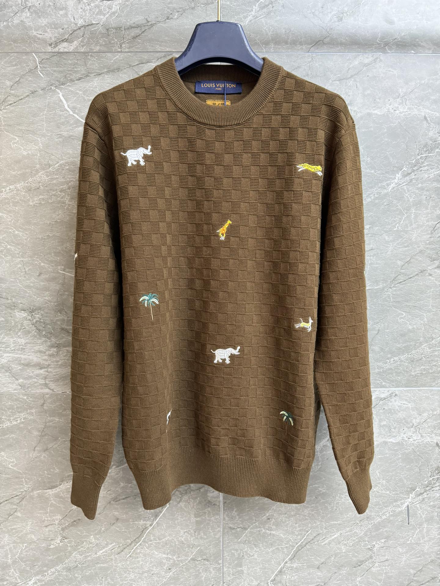 NO:709840,New style for early spring. L family animal embroidery knitted sweater 2026 early spring series. Round ribbed neckline. Checkerboard jacquard pattern. Animal embroidery pattern embellishment. Fashionable and high-end. Cotton knitted fabric. Soft and comfortable. Loose fit. The upper body is slim and elegant. Same style for men and women. Complete trademarks. Sizes SML, Louis Vuitton, Sweaters,19860909早春新款上新啦 L家动物刺绣针织毛衣 2026早春系列 圆领罗纹领口 棋盘格提花图案 动物刺绣图案点缀 时髦高级 棉质针织面料 柔软舒适 宽松版型 上身显瘦又气质 男女同款 商标齐全 尺码SML,,louis vuitton,sweaters,,Women's clothing