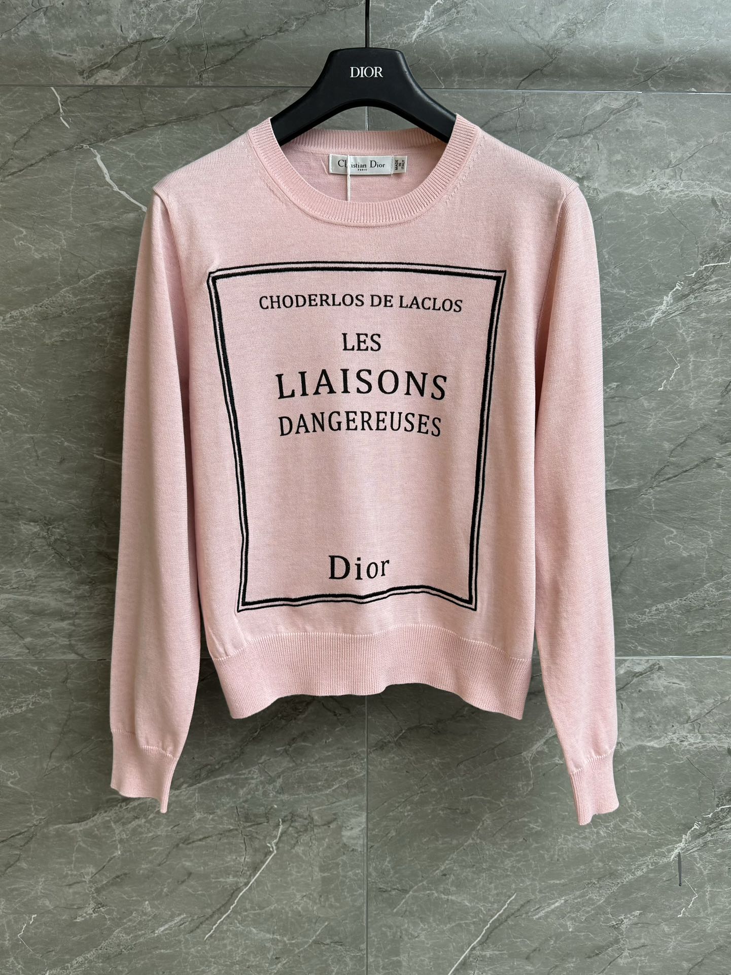 NO:709837,The new style for early spring is new. D's pink printed sweater 2026 spring and summer series. Round ribbed neckline. Contrast letter print pattern. Casual and age-reducing fashion. Customized knitted fabric. Light and breathable. Normal fit. The upper body is slim and versatile. Complete trademarks. Sizes SML, dior,19860909早春新款上新啦 D家粉色印花针织衫 2026春夏系列 圆领罗纹领口 撞色字母印花图案 休闲减龄时髦 定制针织面料 轻薄透气 正常版型 上身显瘦又百搭 商标齐全 尺码SML,,dior,,Women's clothing