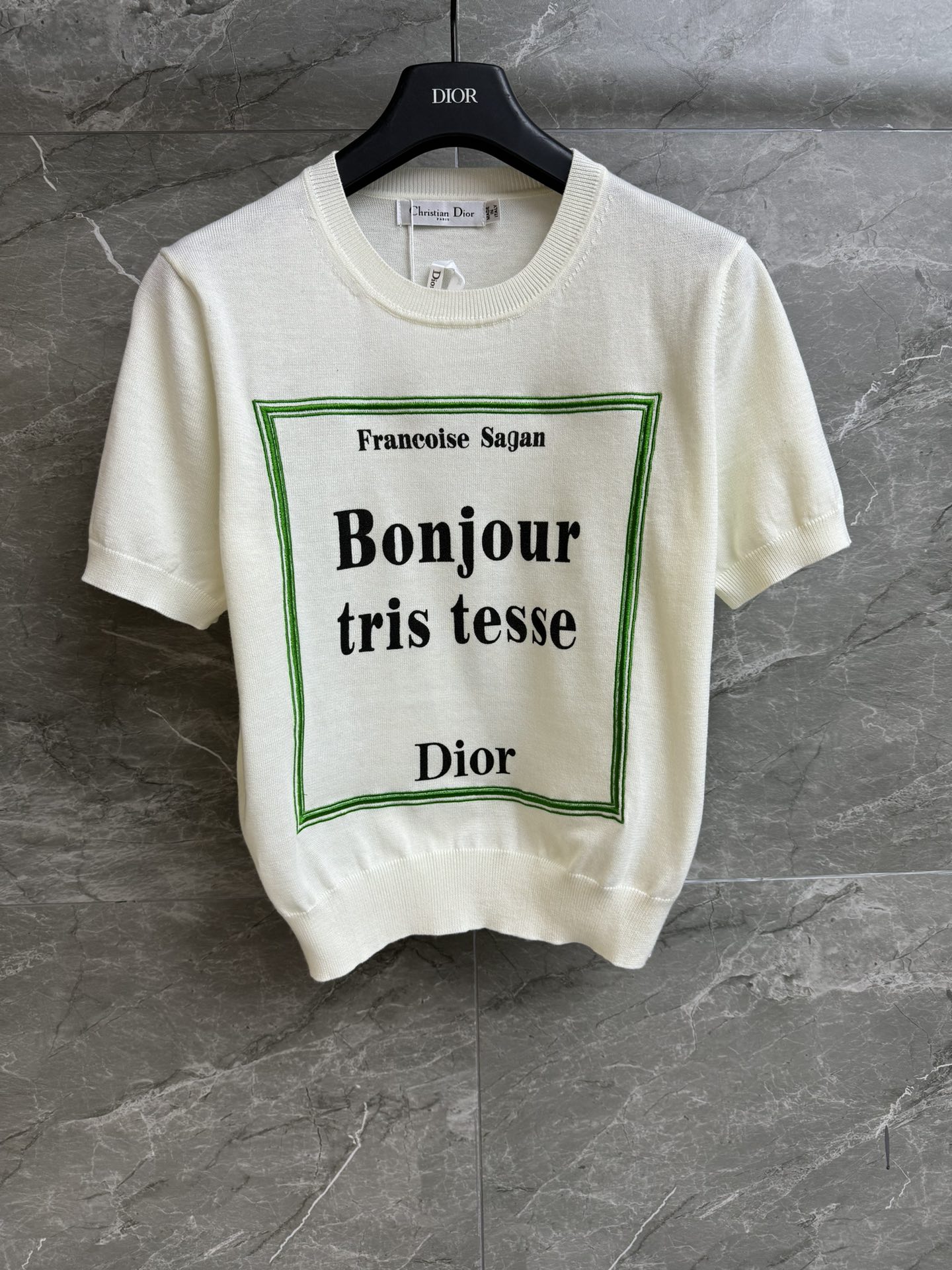 NO:709863,New style for early spring. D family letter printed short sleeves. 2026 spring and summer series. Round ribbed neckline. Square embroidery + letter printed pattern. Fashionable color matching. Customized knitted fabric. Light and breathable. Slim fit. The upper body is slim and versatile. Complete trademarks. Sizes SML, dior, T-shirt,19860909早春新款上新啦 D家字母印花短袖 2026春夏系列 圆领罗纹领口 方形刺绣+字母印花图案 配色时髦个性 定制针织面料 轻薄透气 修身版型 上身显瘦又百搭 商标齐全 尺码SML,,dior,T-shirt,,Women's clothing