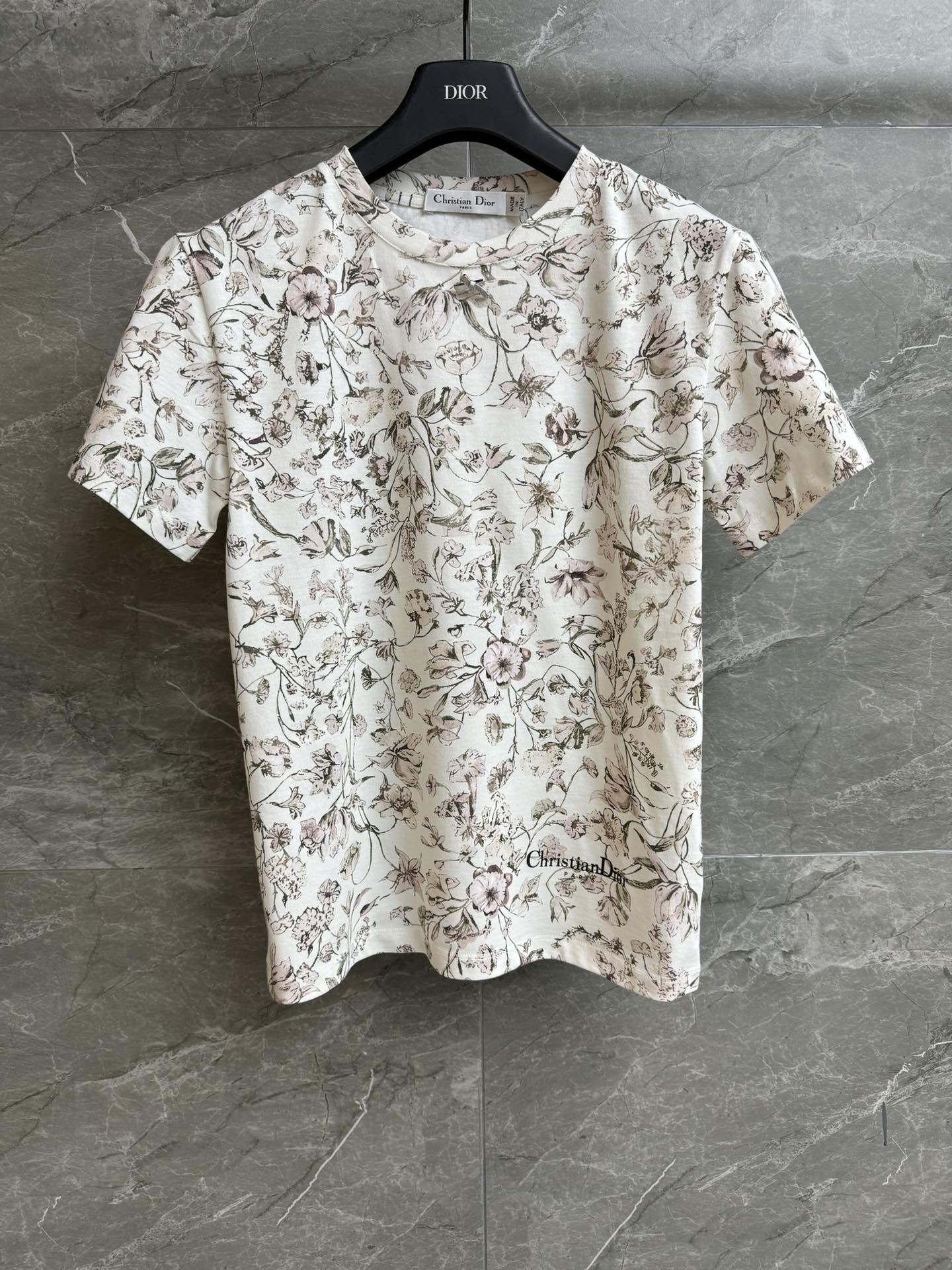 NO:709860,New arrival in early spring. D family floral print T-shirt 2026 early spring new style. Neck bow logo decoration. Thousands of prosperous floral print patterns to create a unique holiday style. Imported pure cotton fabric. Soft, comfortable and skin-friendly. Normal fit. The upper body looks slim and elegant. Complete trademarks. Sizes SML, dior, tees, t-shirt,19860909早春新款上新啦 D家花卉印花T恤 2026早春新款 领口蝴蝶结徽标装饰 万千繁华的花卉印花图案 打造独特的度假风 进口纯棉面料 柔软舒适亲肤 正常版型 上身显瘦又气质 商标齐全 尺码SML,,dior,tees，t-shirt,,Women's clothing