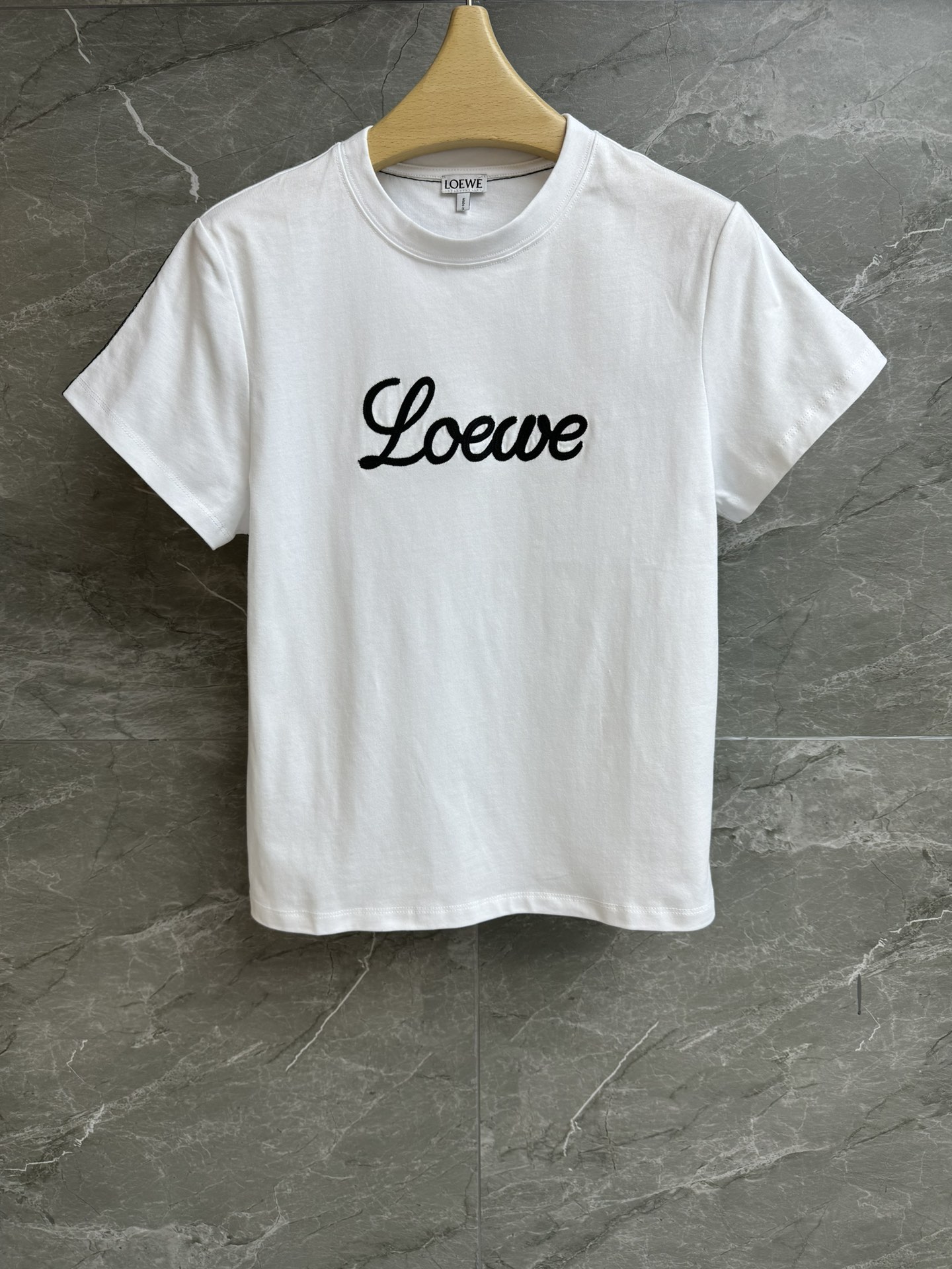 NO:709854,The new style for early spring is new, Loewe letter embroidered T-shirt, 2026 early spring series, round neck design, contrasting letter embroidery pattern, simple and advanced, imported pure cotton fabric, soft, comfortable and breathable, normal fit, the upper body is slim and versatile, complete trademarks, sizes SML, loewe, tees, t-shirt,19860909早春新款上新啦 罗意威字母刺绣T恤 2026早春系列 圆领领口设计 撞色字母刺绣图案 简约高级 进口纯棉面料 柔软舒适透气 正常版型 上身显瘦又百搭 商标齐全 尺码SML,,loewe,tees，t-shirt,,Women's clothing