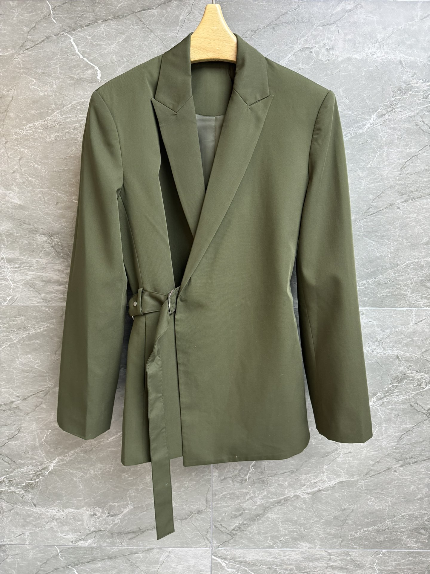 NO:709848,New models for early spring are shipping!  Luo Yiweijun green suit 2026 early spring series. The front has a wrap-around drape. The side belt decoration is simple and advanced with a sense of design. Lightweight wool fabric. The drape is comfortable and textured. Normal fit. The upper body looks slim and elegant. Complete trademarks. Sizes SML,,loewe,business suit,19860909早春新款出货啦！ 罗意威军绿色西装 2026早春系列 前襟有环绕垂坠感 侧边腰带装饰 简约高级有设计感 轻质羊毛面料 垂坠舒适有质感 正常版型 上身显瘦又气质 商标齐全 尺码SML,,loewe,business suit,,Women's clothing