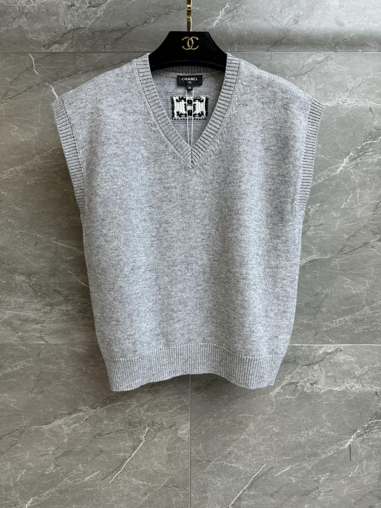 NO:713679,New styles for early spring are available. Chanjia V-neck knitted vest 2026 spring and summer preview series. Temperamental V-neck design. Double C logo pattern embellishment on the back. Casual, simple and fashionable. Customized knitted fabric. Comfortable and skin-friendly. Loose fit. The upper body is slim and versatile. Complete trademarks. Sizes SML,,chanel,19860909早春新款上新啦 香家V领针织背心 2026春夏预告系列 气质V领设计 后背双C徽标图案点缀 休闲简约时髦 定制针织面料 舒适亲肤 宽松版型 上身显瘦又百搭 商标齐全 尺码SML,,chanel,,Women's clothing