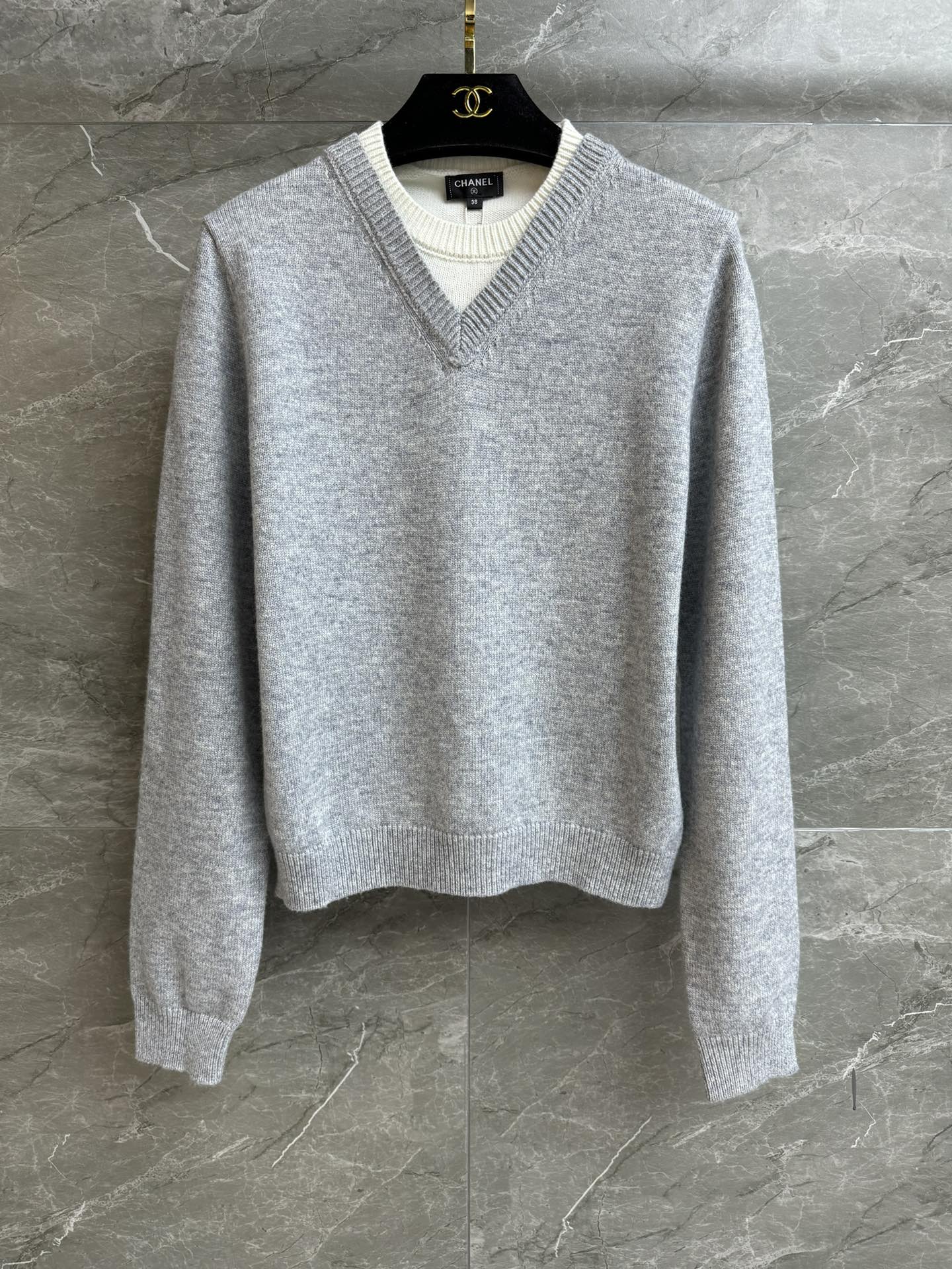 NO:713677,New styles for early spring are available. Xiangjia fake two-piece sweater 2026 spring and summer preview series. Fake two-piece stacking design. Double C logo pattern embellishment on the back. Casual, simple and fashionable. Customized knitted fabric. Comfortable and skin-friendly. Loose fit. The upper body is slim and versatile. Complete trademarks. Sizes SML,,chanel,sweaters,19860909早春新款上新啦 香家假两件毛衣 2026春夏预告系列 假两件叠穿设计 后背双C徽标图案点缀 休闲简约时髦 定制针织面料 舒适亲肤 宽松版型 上身显瘦又百搭 商标齐全 尺码SML,,chanel,sweaters,,Women's clothing