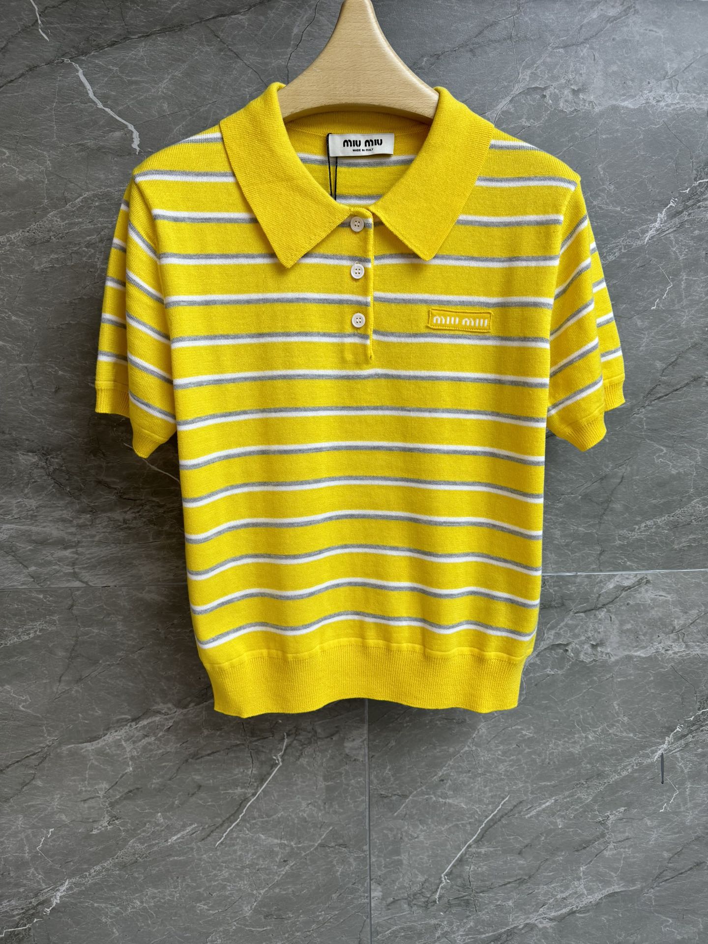 NO:710358,New style for early spring. Miu striped knitted short-sleeved 2026 early spring series. Classic polo collar design. Chest logo patch embroidery decoration. Colorful stripes and color matching. Age-reducing and fashionable style. Customized knitted fabric. Comfortable and skin-friendly. Slim fit. The upper body is slim and versatile. Complete trademarks. Sizes: sml, miumiu, T-shirt,19860909早春新款上新啦 Miu条纹针织短袖 2026早春系列 经典polo领设计 胸前logo贴布刺绣装饰 彩色条纹配色 减龄时髦洋气 定制针织面料 舒适亲肤 修身版型 上身显瘦又百搭 商标齐全 尺码sml,,miumiu,T-shirt,,Women's clothing