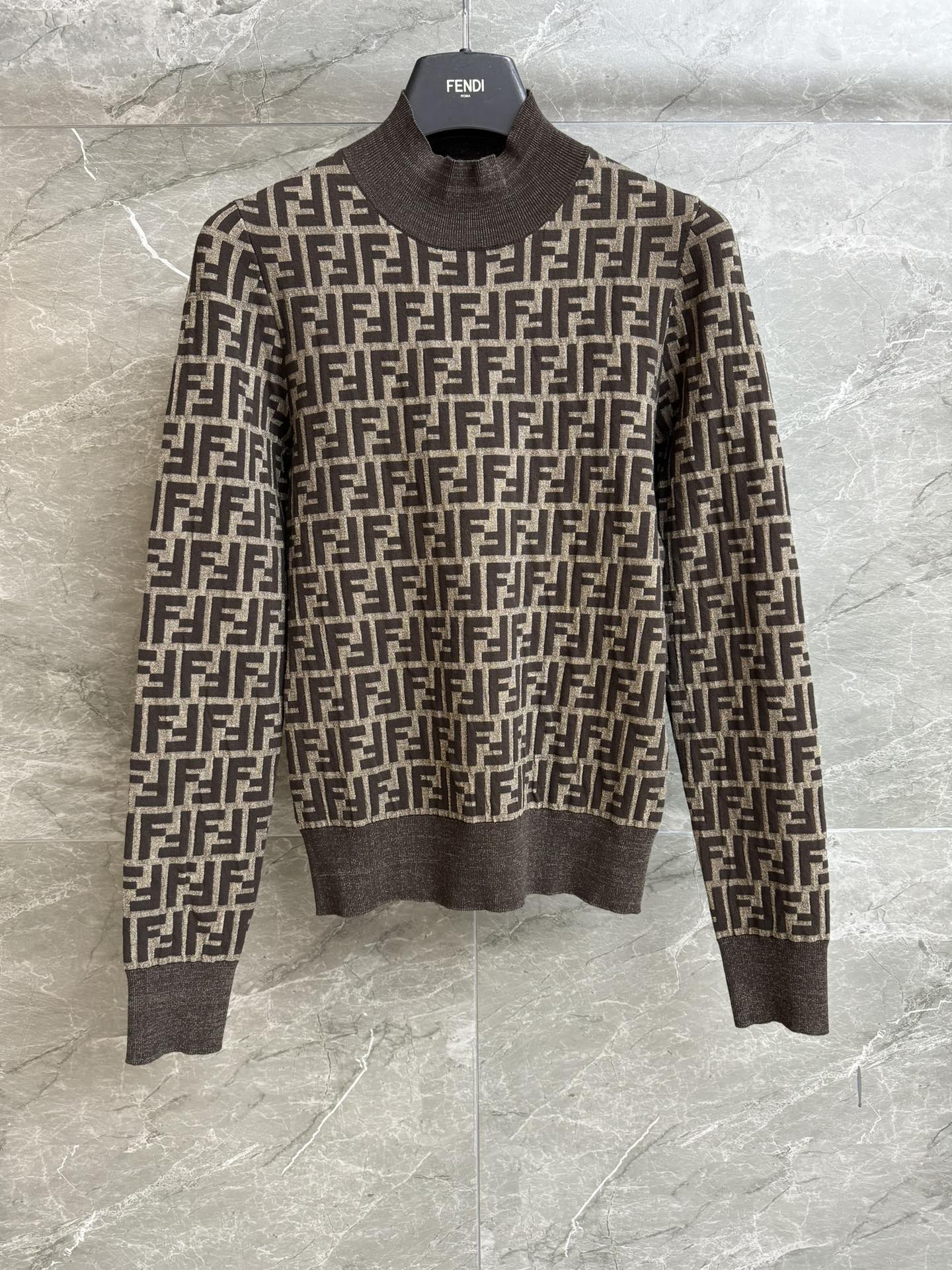 NO:712700,The popular re-order is now available. FD presbyopic knitted sweater. Autumn and winter series. Half-high collar. Retro coffee color. Classic presbyopic jacquard pattern. Full of high-end feel. Customized knitted fabric. Comfortable and breathable. Stretch slim fit. The upper body looks slim and elegant. Complete trademarks. Sizes sml,,sweaters,19860909爆款翻单出货啦 FD老花针织毛衣 秋冬系列 半高领领口 复古咖啡配色 经典老花提花图案 高级感十足 定制针织面料 舒适透气 弹力修身版型 上身显瘦又气质 商标齐全 尺码sml,,sweaters,,Women's clothing