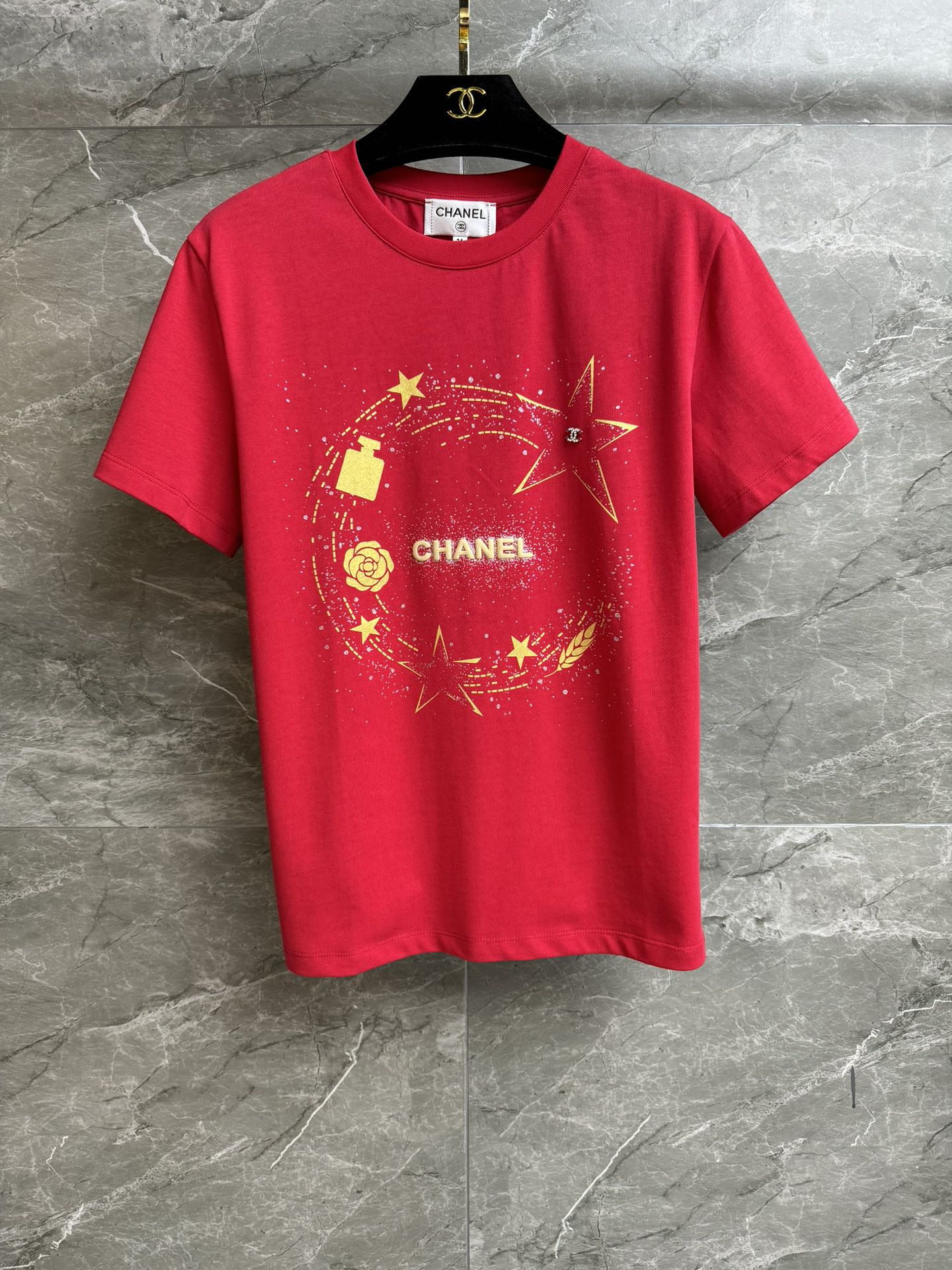 NO:710354,New styles for early spring are available. Xiangjia New Year's card T-shirt 2026 new style for early spring. Round neck design. New Year's card printing pattern. Exquisite and fashionable. Customized pure cotton fabric. Soft, comfortable and breathable. Normal fit. The upper body is slim and versatile. Complete trademarks. Sizes SML, chanel, tees, t-shirt,19860909早春新款上新啦 香家新春贺卡T恤 2026早春新款 圆领领口设计 新春贺卡印花图案 精致时髦 定制纯棉面料 柔软舒适透气 正常版型 上身显瘦又百搭 商标齐全 尺码SML,,chanel,tees，t-shirt,,Women's clothing