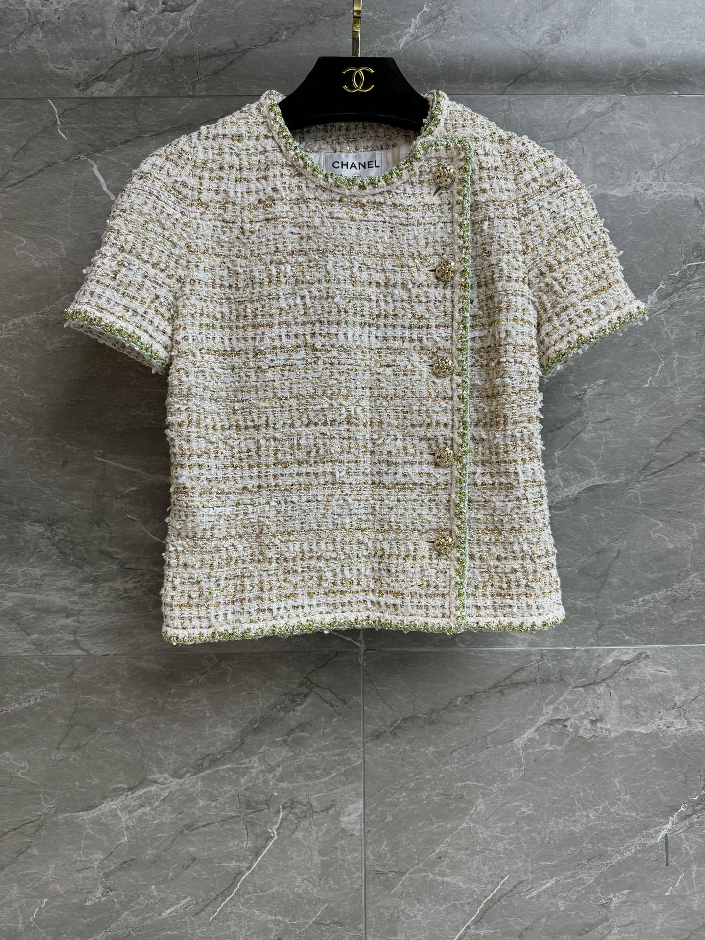 NO:750240,New styles for early spring are available!  Xiangjia side-button short-sleeved jacket 2026 early spring vacation series. Piping tweed side-button design. Retro gold buckle decoration. Gold thread bright silk weaving. Full of high-end sense. Full of nobility. Customized tweed fabric. Silk lining. Slim fit. Upper body looks slim and elegant. Complete trademarks. Sizes SML, chanel, jackets & coats, T-shirt, real silk,19860909早春新款上新啦！ 香家侧扣短袖外套 2026早春度假系列 滚边花呢侧扣设计 复古金扣装饰点缀 金线亮丝编织 满满高级感 贵气十足 定制粗花呢面料 真丝里衬 修身版型 上身显瘦又气质 商标齐全 尺码SML,,chanel,jackets & coats,T-shirt,real silk,,Women's clothing