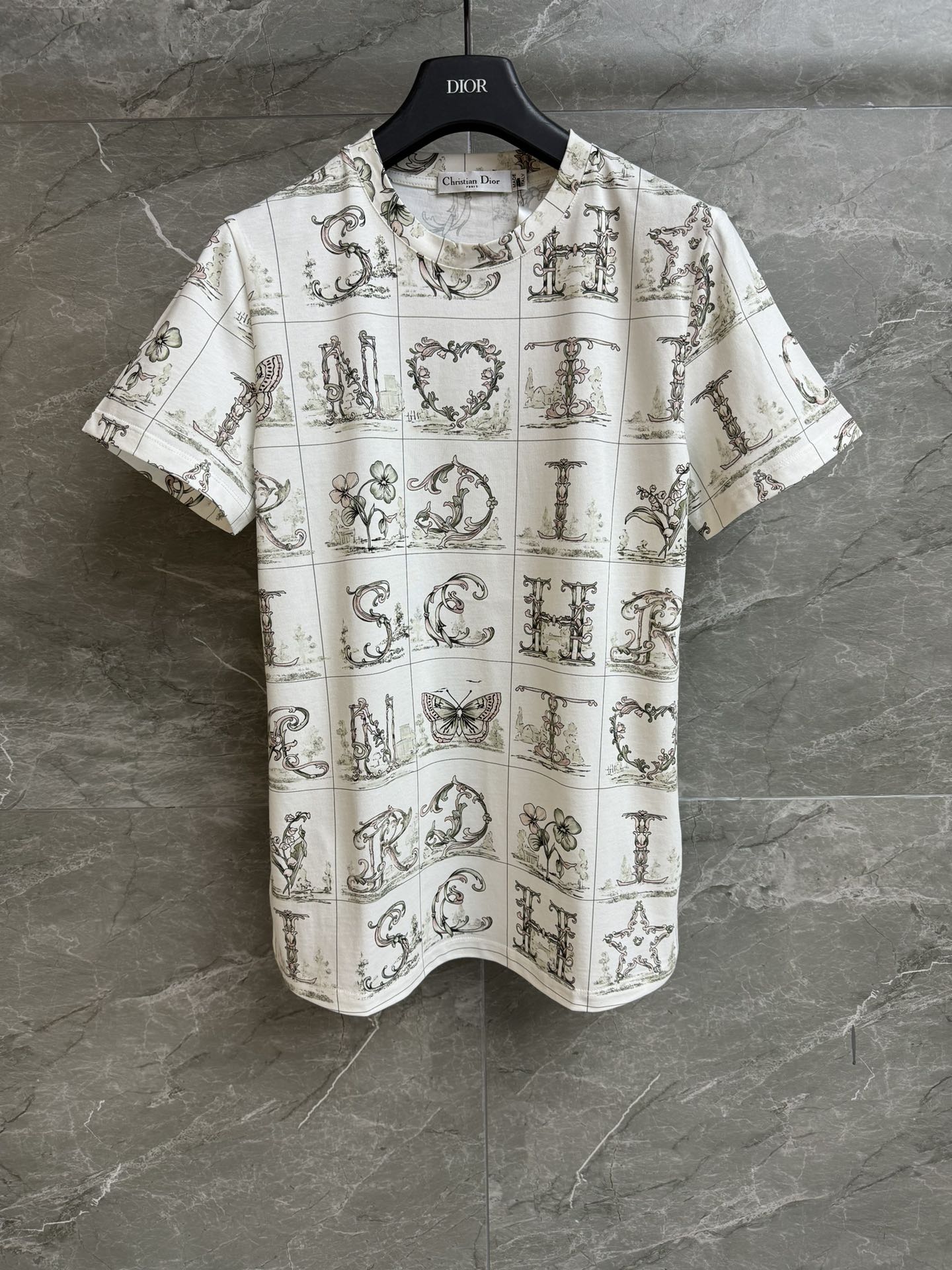 NO:712876,New spring and summer new arrivals D's square printed T-shirt 2026 spring and summer new arrival Round neck design Square letter floral print pattern Retro and fashionable Imported pure cotton material Soft, comfortable and skin-friendly Normal fit The upper body looks slim and elegant Complete trademarks Available in sizes SML, dior, tees, t-shirt,19860909春夏新款上新啦 D家方形印花T恤 2026春夏新品 圆领领口设计 方形字母花卉印花图案 复古时髦 进口纯棉材质 柔软舒适亲肤 正常版型 上身显瘦又气质 商标齐全 尺码SML,,dior,tees，t-shirt,,Women's clothing