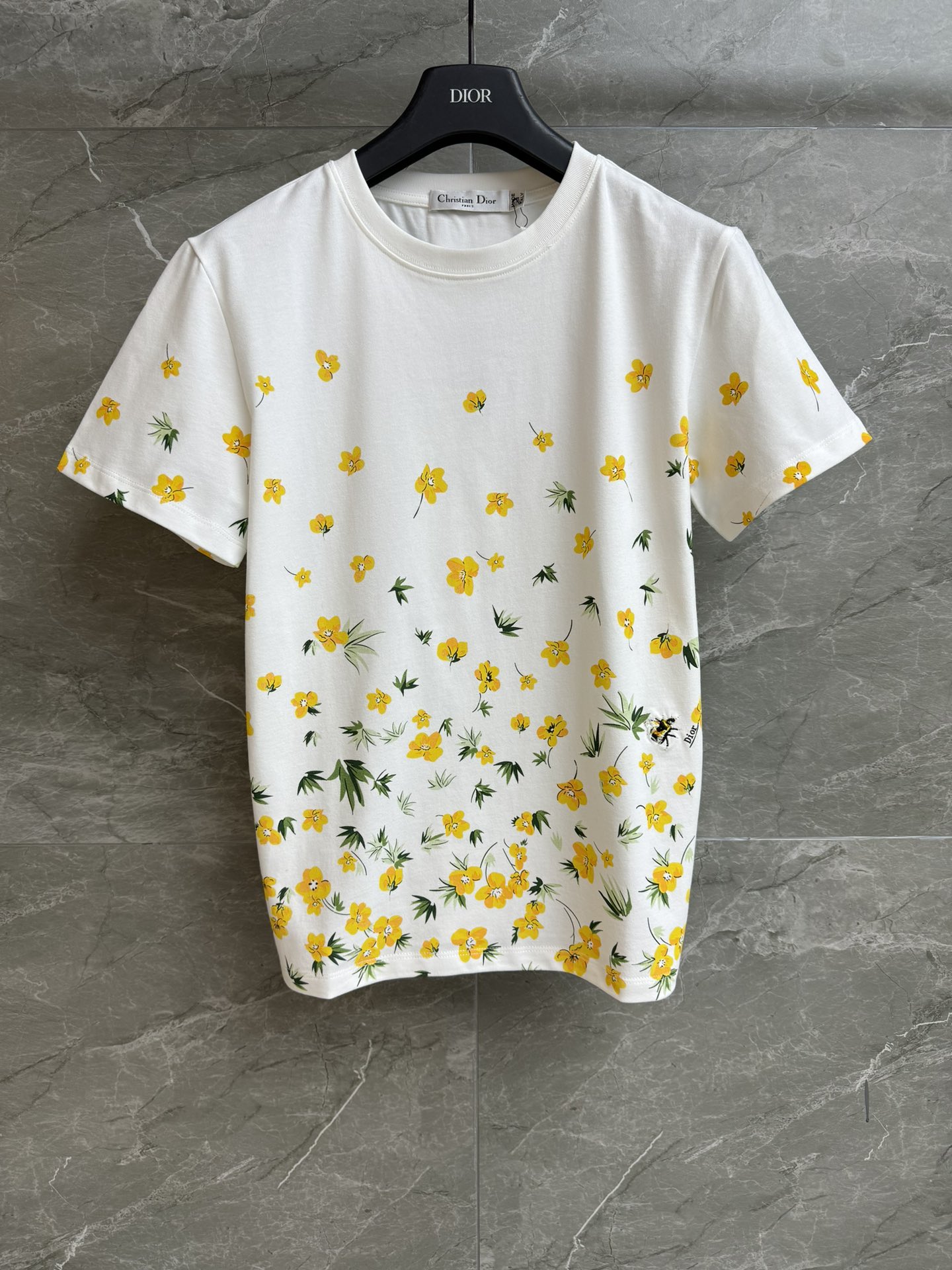 NO:712874,The new style of early spring has been shipped. D family flower bee T-shirt 2026 spring and summer series. Round neck design. Floral print pattern. Bee logo embroidery embellishment. Fresh and age-reducing. Customized pure cotton fabric. Comfortable and breathable. Normal fit. The upper body is slim and elegant. Complete trademarks. Sizes SML, dior, tees, t-shirt,19860909早春新款出货啦 D家花卉蜜蜂T恤 2026春夏系列 圆领领口设计 花卉印花图案 蜜蜂logo刺绣点缀 清新减龄 定制纯棉面料 舒适透气 正常版型 上身显瘦又气质 商标齐全 尺码SML,,dior,tees，t-shirt,,Women's clothing