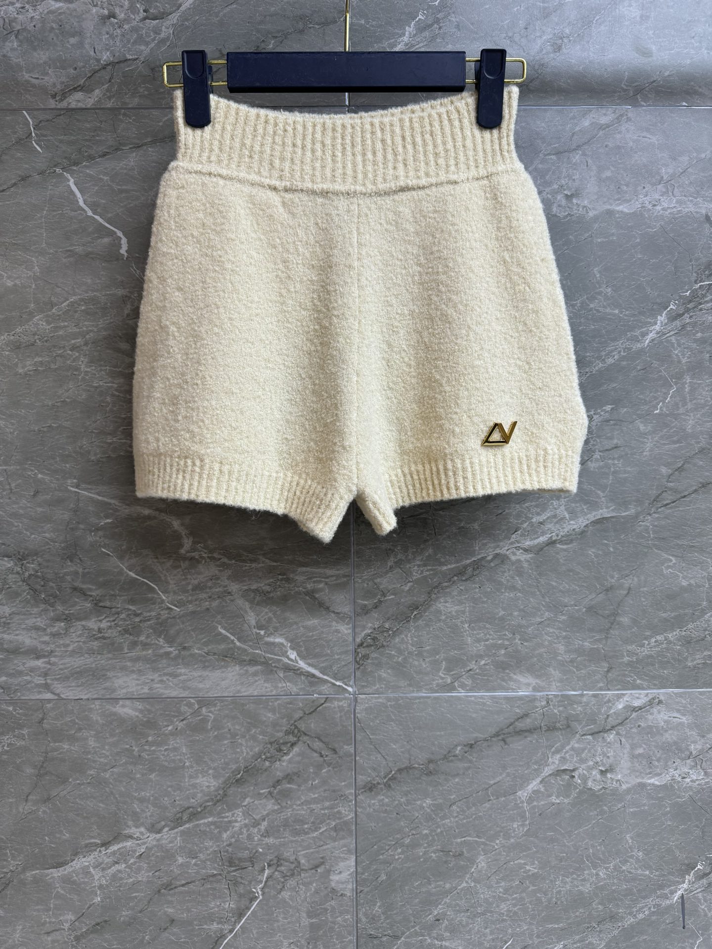 NO:712872,New styles for early spring are available. L's knitted shorts 2026 spring and summer series. Elastic elastic waist. Metal logo decoration on the hem. Simple and high-end. Customized wool blend fabric. Soft and comfortable. High-waisted shorts version. The upper body is slim and versatile. Complete trademarks. Sizes SML, Louis Vuitton, shorts,19860909早春新款上新啦 L家针织短裤 2026春夏系列 松紧弹力腰头 下摆logo金属徽标装饰点缀 简约高级 定制羊毛混纺面料 柔软舒适 高腰短裤版型 上身显瘦又百搭 商标齐全 尺码SML,,louis vuitton,shorts,,Women's clothing