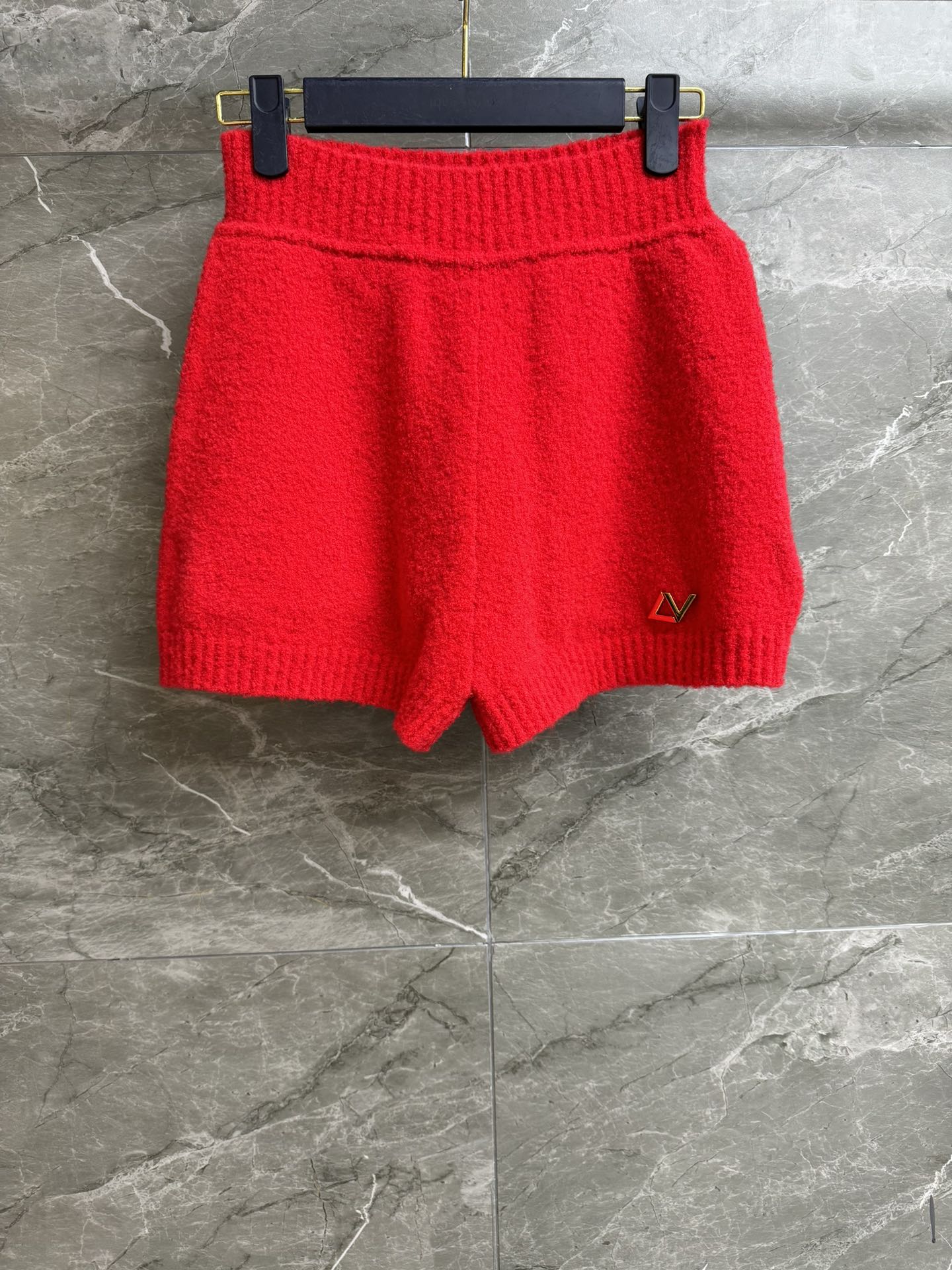 NO:712868,New styles for early spring are available. L's knitted shorts 2026 spring and summer series. Elastic elastic waist. Metal logo decoration on the hem. Simple and high-end. Customized wool blend fabric. Soft and comfortable. High-waisted shorts version. The upper body is slim and versatile. Complete trademarks. Sizes SML, Louis Vuitton, shorts,19860909早春新款上新啦 L家针织短裤 2026春夏系列 松紧弹力腰头 下摆logo金属徽标装饰点缀 简约高级 定制羊毛混纺面料 柔软舒适 高腰短裤版型 上身显瘦又百搭 商标齐全 尺码SML,,louis vuitton,shorts,,Women's clothing