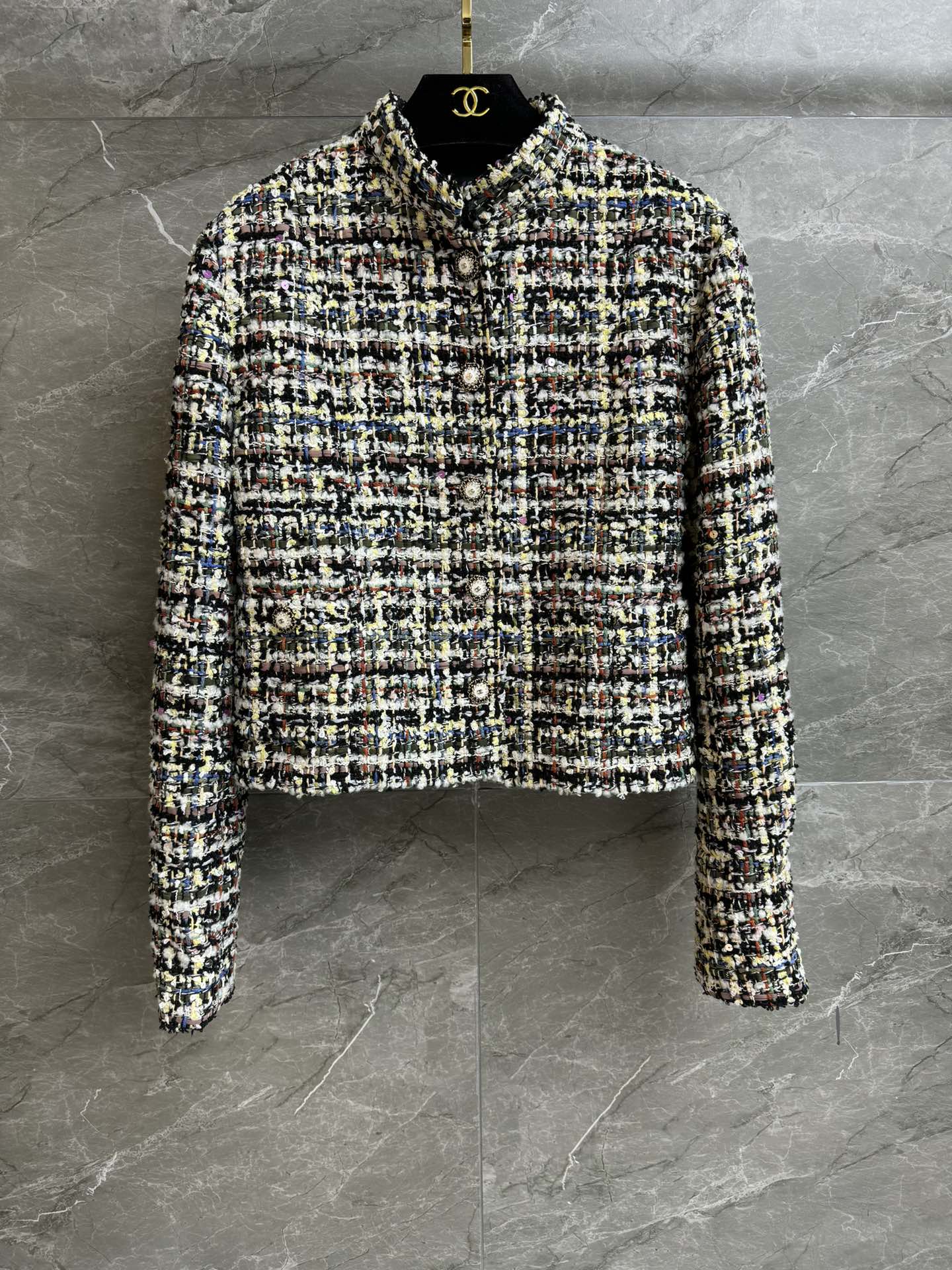 NO:713378,Autumn and winter new models are on sale. Chanel colorful mixed color jacket 2025 autumn and winter series. Stand-up collar design. Exquisite logo button decoration. Color strips and sequins mixed color weaving. Fashionable and advanced color matching. Customized tweed fabric. Silk jacquard lining. Short version. The upper body is slim and elegant. Complete trademarks. Sizes SML,,chanel,jackets & coats,real silk,19860909秋冬新款出货啦 香家彩色混色外套 2025秋冬系列 立领领口设计 精致logo纽扣装饰点缀 彩条亮片混色编织 配色时髦高级 定制粗花呢面料 真丝提花里衬 短款版型 上身显瘦又气质 商标齐全 尺码SML,,chanel,jackets & coats,real silk,,Women's clothing