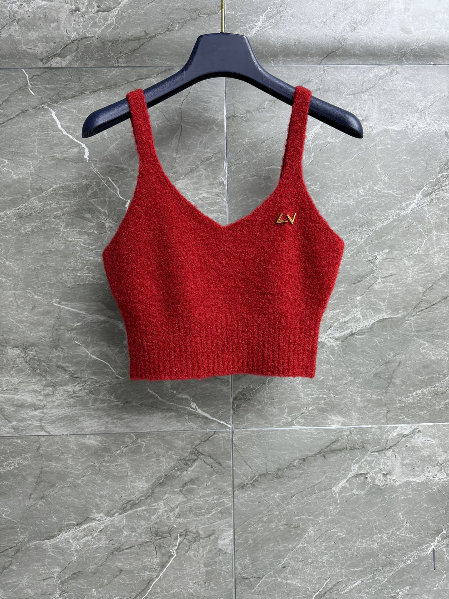 NO:713376,The high version has been shipped. L family V-neck camisole 2026 spring and summer series. Temperamental V-neck design. Metal logo decoration on the chest. Simple and high-end. Low-key luxury. Customized wool blend fabric. Soft and comfortable. Short slim version. The upper body is slim and fashionable. Complete trademarks. Sizes SML, Louis Vuitton,19860909高版本出货啦 L家V领吊带背心 2026春夏系列 气质V领设计 胸前logo金属徽标装饰点缀 简约高级 低调奢华 定制羊毛混纺面料 柔软舒适 短款修身版 上身显瘦又时髦 商标齐全 尺码SML,,louis vuitton,,Women's clothing