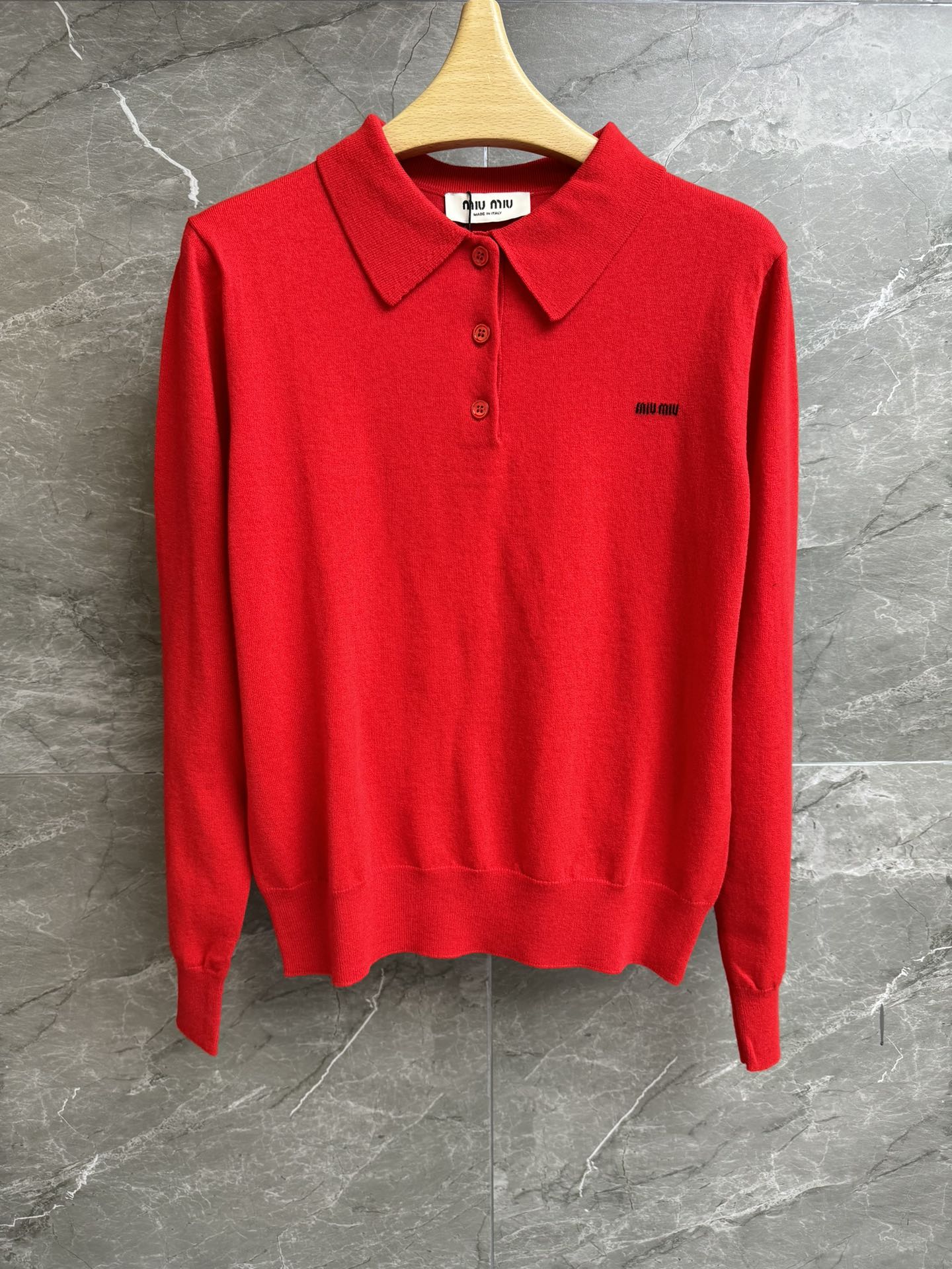 NO:713675,New model for early spring is available. Miu red knitted polo shirt. New Year limited series. Classic polo collar design. Logo intarsia pattern on the chest. Red fashionable and festive. Wool knitted fabric. Light and comfortable. Normal fit. The upper body is slim and versatile. Complete trademarks. Sizes SML,,miumiu,19860909早春新款上新啦 Miu红色针织polo衫 新年限定系列 经典polo领设计 胸前logo嵌花图案点缀 红色时髦喜庆 羊毛针织面料 轻薄舒适 正常版型 上身显瘦又百搭 商标齐全 尺码SML,,miumiu,,Women's clothing