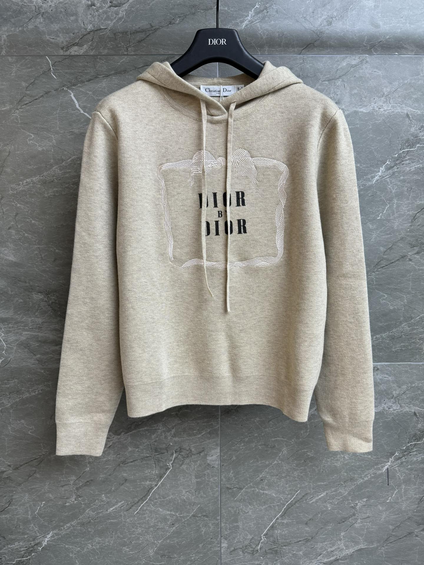 NO:713673,The new style for early spring is new. D's hooded knitted sweater 2026 spring and summer series. Hooded neckline design. Bow embroidery with letter print pattern. Fashionable and advanced for age reduction. Customized knitted fabric. Comfortable and skin-friendly. Normal fit. The upper body is slim and versatile. Complete trademarks. Sizes SML, dior, sweaters, hats,19860909早春新款上新啦 D家连帽针织毛衣 2026春夏系列 连帽领口设计 蝴蝶结刺绣搭配字母印花图案 减龄时髦高级 定制针织面料 舒适亲肤 正常版型 上身显瘦又百搭 商标齐全 尺码SML,,dior,sweaters,hats,,Women's clothing