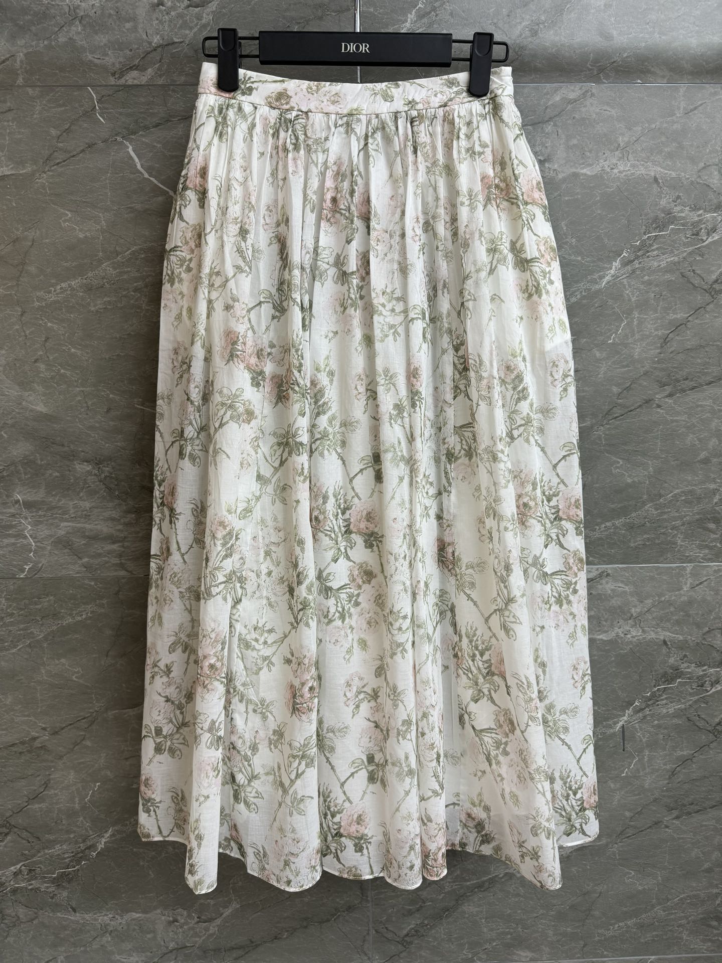 NO:713671,New styles for early spring are on the way. D family floral print skirt 2026 early spring series Side zipper design Soft and delicate flower print pattern Cool, gentle and advanced Customized cotton fabric Light, comfortable and breathable High-waisted skirt version The upper body is slim and elegant Complete trademarks Sizes SML, dior, skirts,19860909早春新款出货啦 D家花卉印花半裙 2026早春系列 侧边拉链设计 柔和精致的花朵印花图案 清冷温柔高级 定制棉质面料 轻薄舒适透气 高腰半身裙版型 上身显瘦又气质 商标齐全 尺码SML,,dior,skirts,,Women's clothing