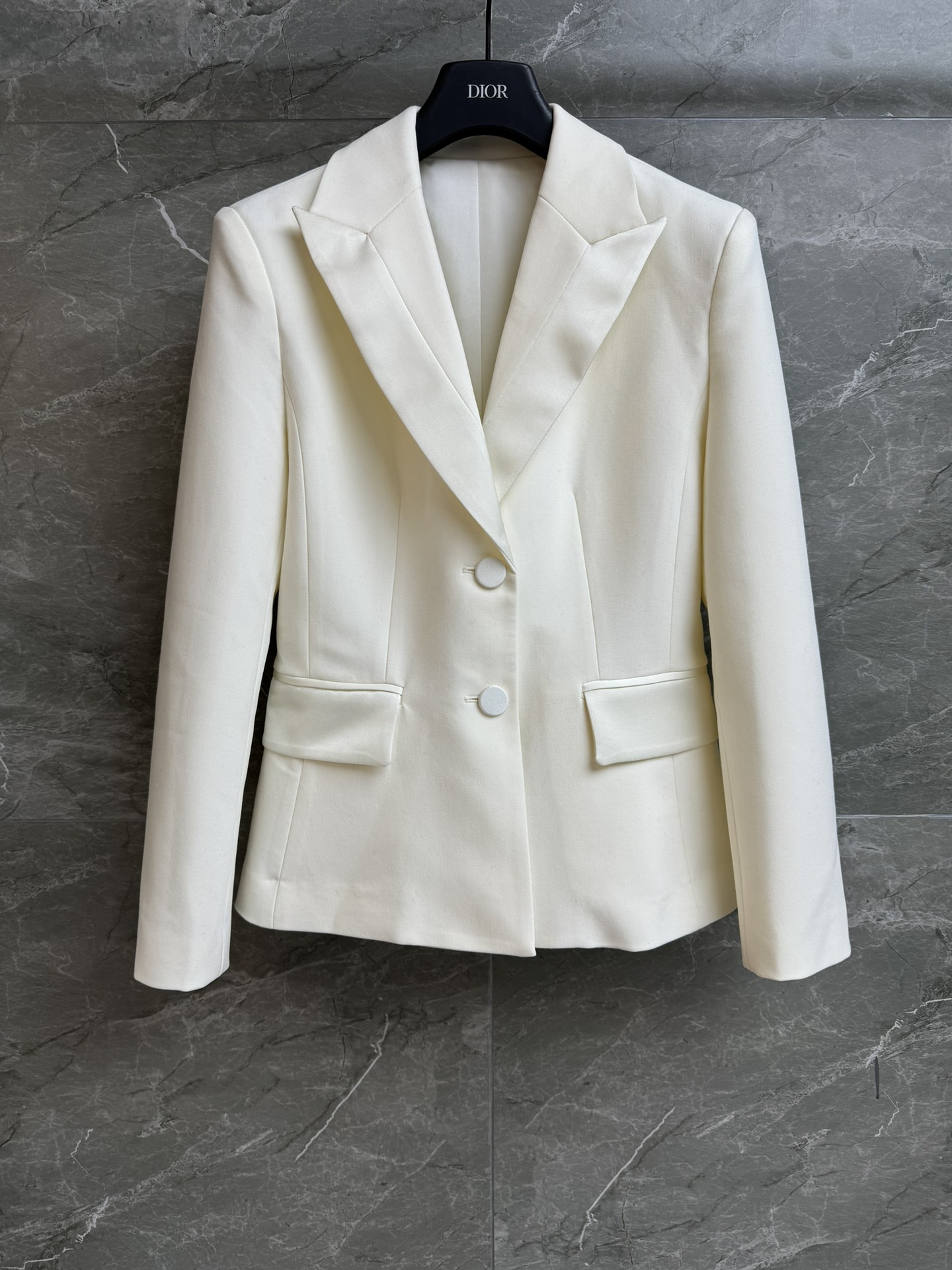 NO:715269,New models for early spring are shipping!  D's Pearlescent White Suit Jacket 2026 Early Spring Series Single-breasted lapel design Satin trim Gentle and elegant, timeless Customized suit fabric Crisp and stylish Three-dimensional tailoring slim fit The upper body looks slim and elegant Complete trademarks Sizes SML, dior, jackets & coats, business suit,19860909早春新款出货啦！ D家珠光白西装外套 2026早春系列 翻领单排扣设计 缎面饰边 温柔优雅大气 永不过时 定制西装面料 挺括有型 立体剪裁修身版型 上身显瘦又气质 商标齐全 尺码SML,,dior,jackets & coats,business suit,,Women's clothing