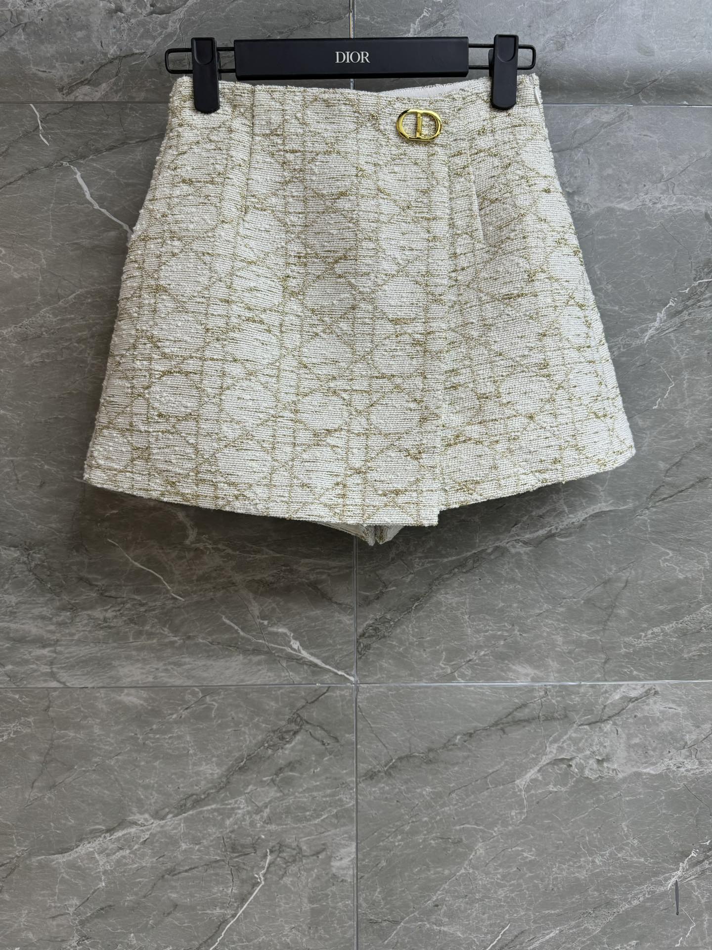 NO:717492,New style for early spring. D family gold thread cannage pattern culottes 2026 early spring series. One-piece culottes cut. Side zipper design. Metal logo decoration on the waist. Cannage pattern gold thread embroidery pattern. Fashionable and advanced color matching. Customized blended tweed fabric. Rich texture. Stiff and stylish. High-waisted A-line culottes. The upper body is slim and versatile. Complete trademarks. Sizes SML, dior, skirts,19860909早春新款上新啦 D家金线藤格纹裙裤 2026早春系列 一片式裙裤剪裁 侧拉链设计 腰间金属logo装饰 藤格纹金线刺绣图案 配色时髦高级 定制混纺花呢面料 肌理感丰富 挺括有型 高腰A型裙裤版型 上身显瘦又百搭 商标齐全 尺码SML,,dior,skirts,,Women's clothing