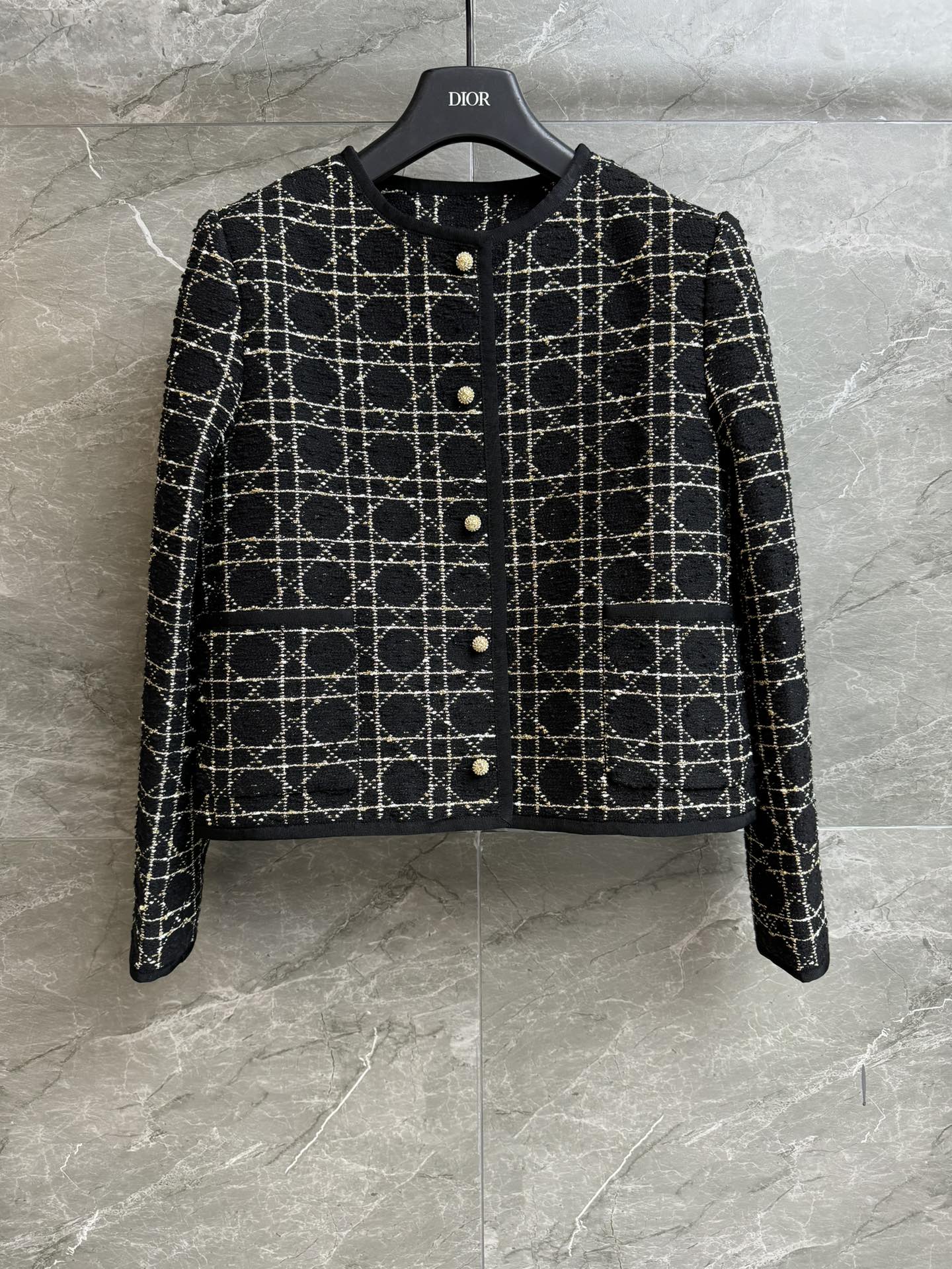 NO:715282,The new style for early spring is new. D's cannage pattern gold thread jacket. 2026 early spring series. Round neck single-breasted design. Exquisite CD diamond buckle decoration. Cannage pattern gold thread embroidery pattern. Black and gold color matching. Fashionable and advanced. Customized blended tweed fabric. Rich texture. Stiff and stylish. Slim fit. The upper body is slim and elegant. Complete trademarks. Sizes SML, dior, jackets & coats,19860909早春新款上新啦 D家藤格纹金线外套 2026早春系列 圆领单排扣设计 精致CD钻扣装饰 藤格纹金线刺绣图案 黑金配色时髦高级 定制混纺花呢面料 肌理感丰富 挺括有型 修身版型 上身显瘦又气质 商标齐全 尺码SML,,dior,jackets & coats,,Women's clothing