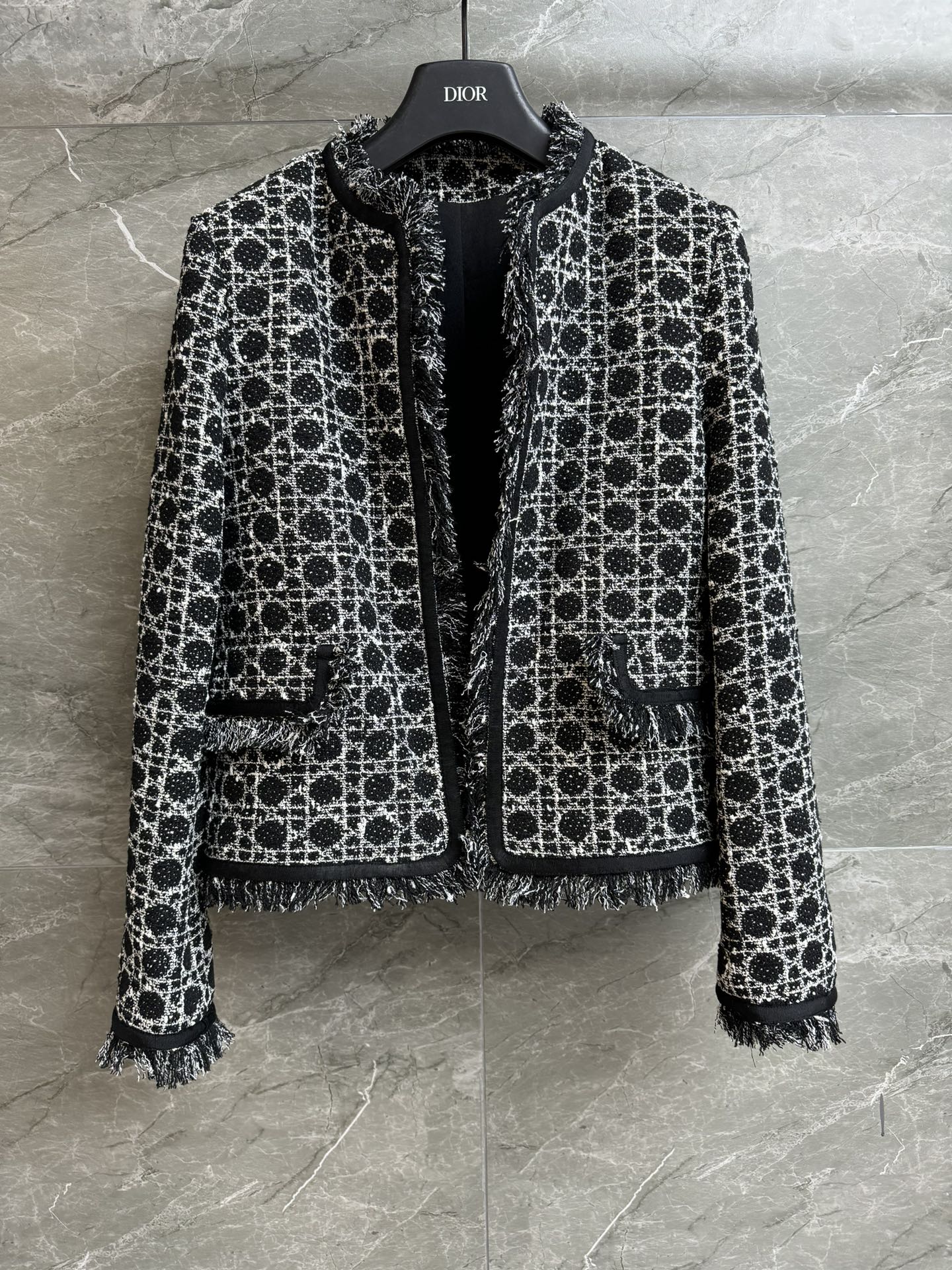 NO:715286,The new style for early spring is new. D's black and white cannage pattern jacket. 2026 early spring series. Round neck design. Tassel raw edge decoration. Black and white cannage pattern. Exquisite and high-end. Cotton blended tweed fabric. Rich texture. Normal fit. The upper body is slim and elegant. Complete trademarks. Sizes SML, dior, jackets & coats,19860909早春新款上新啦 D家黑白藤格纹外套 2026早春系列 圆领领口设计 流苏毛边装饰 黑白藤格纹图案 精致高级 棉质混纺花呢面料 肌理感丰富 正常版型 上身显瘦又气质 商标齐全 尺码SML,,dior,jackets & coats,,Women's clothing