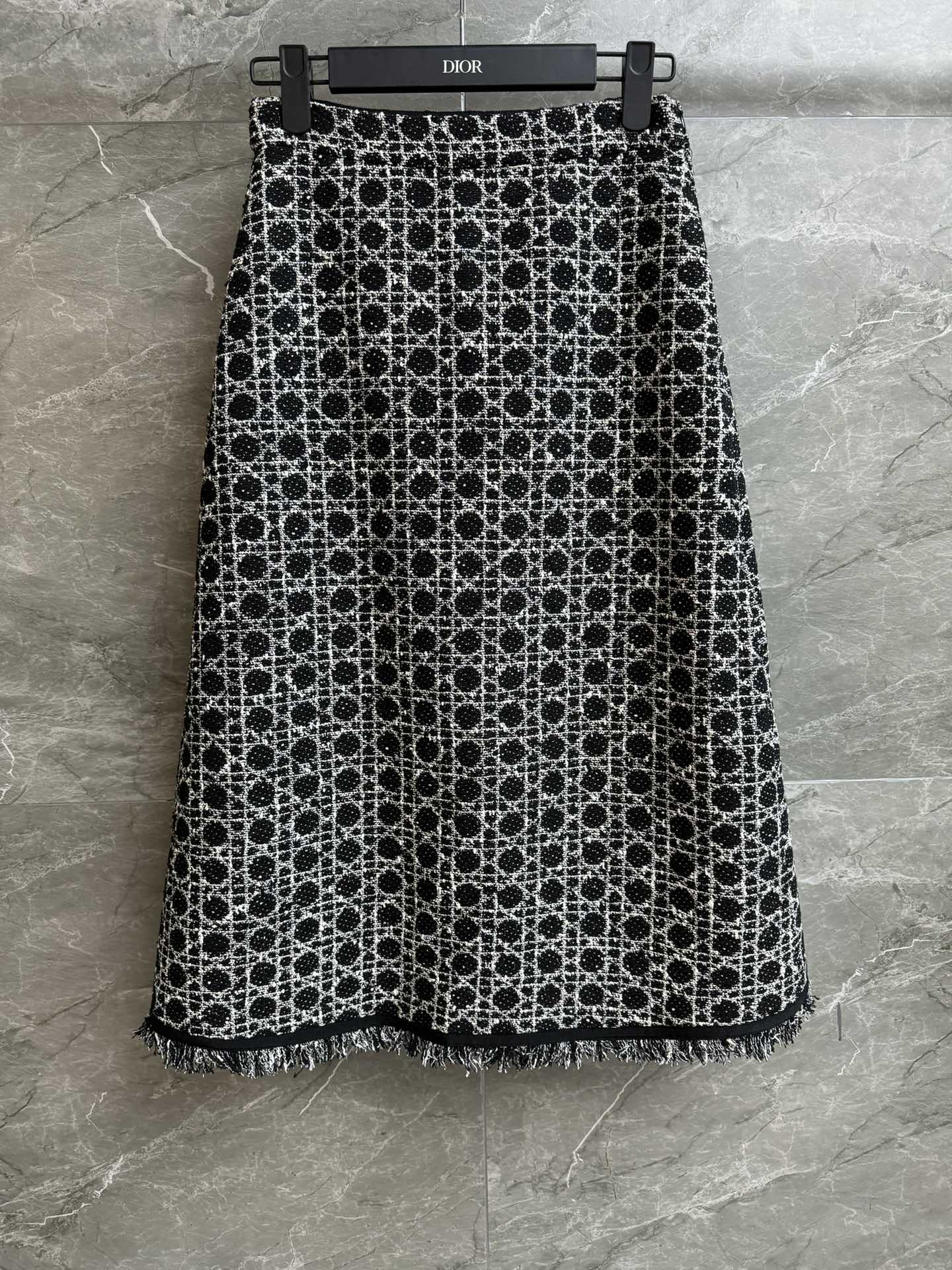 NO:715271,The new style for early spring is new. D's cannage plaid skirt. 2026 early spring series. High waist design and elongated proportions. Tassel raw edge decoration on the hem. Black and white cannage pattern. Exquisite and high-end. Cotton blended tweed fabric. Rich texture. A-line skirt version. The upper body is slim and versatile. Complete trademarks. Sizes SML, dior, skirts,19860909早春新款上新啦 D家藤格纹半身裙 2026早春系列 高腰设计拉长比例 下摆流苏毛边装饰 黑白藤格纹图案 精致高级 棉质混纺花呢面料 肌理感丰富 A字半身裙版型 上身显瘦又百搭 商标齐全 尺码SML,,dior,skirts,,Women's clothing