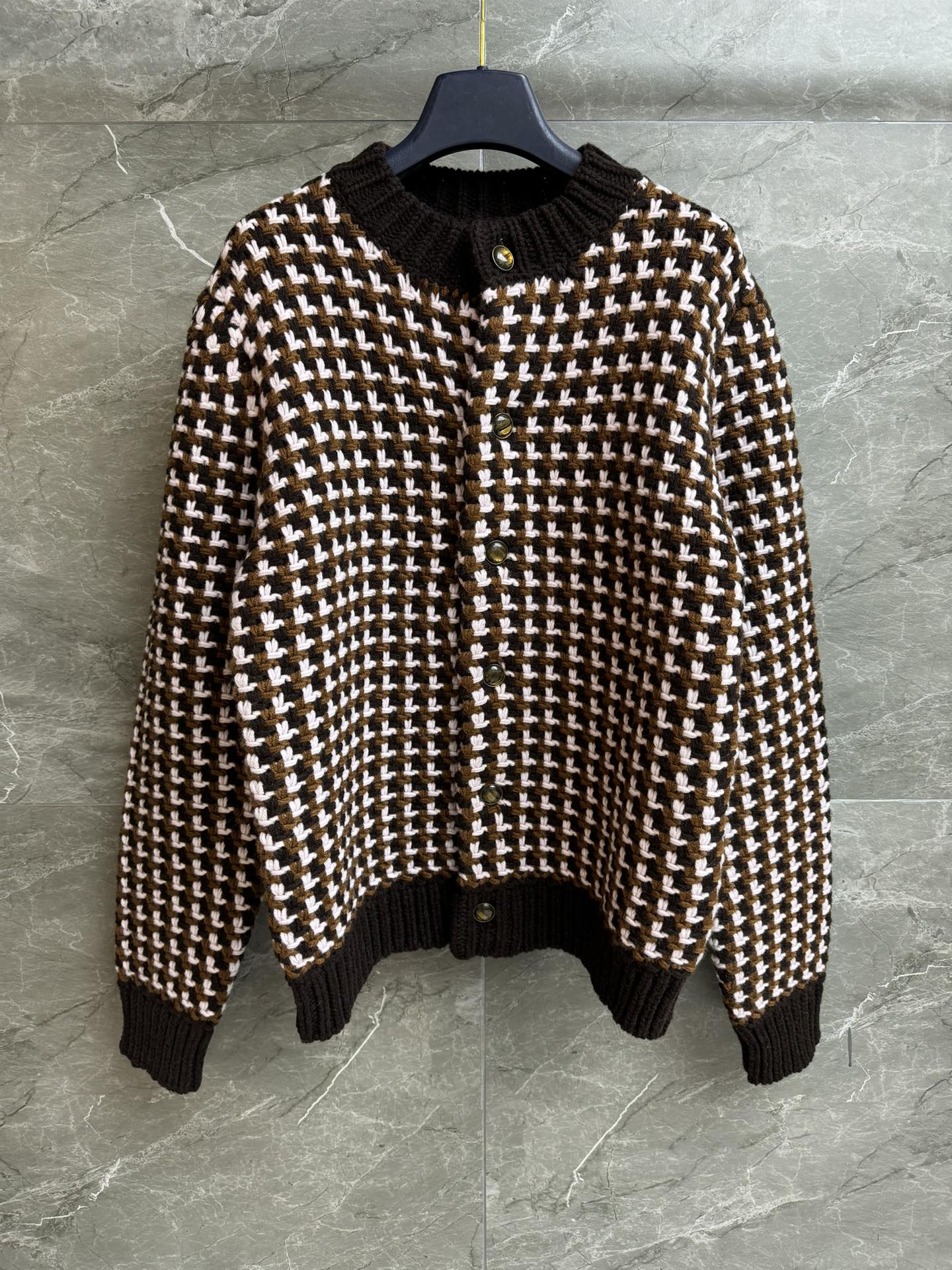 NO:715920,The new style of early spring has been shipped. L family houndstooth knitted cardigan 2026 spring and summer series. Round neck single-breasted design. Houndstooth crochet pattern. Retro and fashionable color matching. Wool knitted fabric. Thick, soft and comfortable. Loose fit. The upper body is slim and elegant. Complete trademarks. Sizes SML, Louis Vuitton,19860909早春新款出货啦 L家千鸟格编织开衫 2026春夏系列 圆领单排扣设计 千鸟格钩针编织图案 配色复古时髦 羊毛针织面料 厚实柔软舒适 宽松版型 上身显瘦又气质 商标齐全 尺码SML,,louis vuitton,,Women's clothing