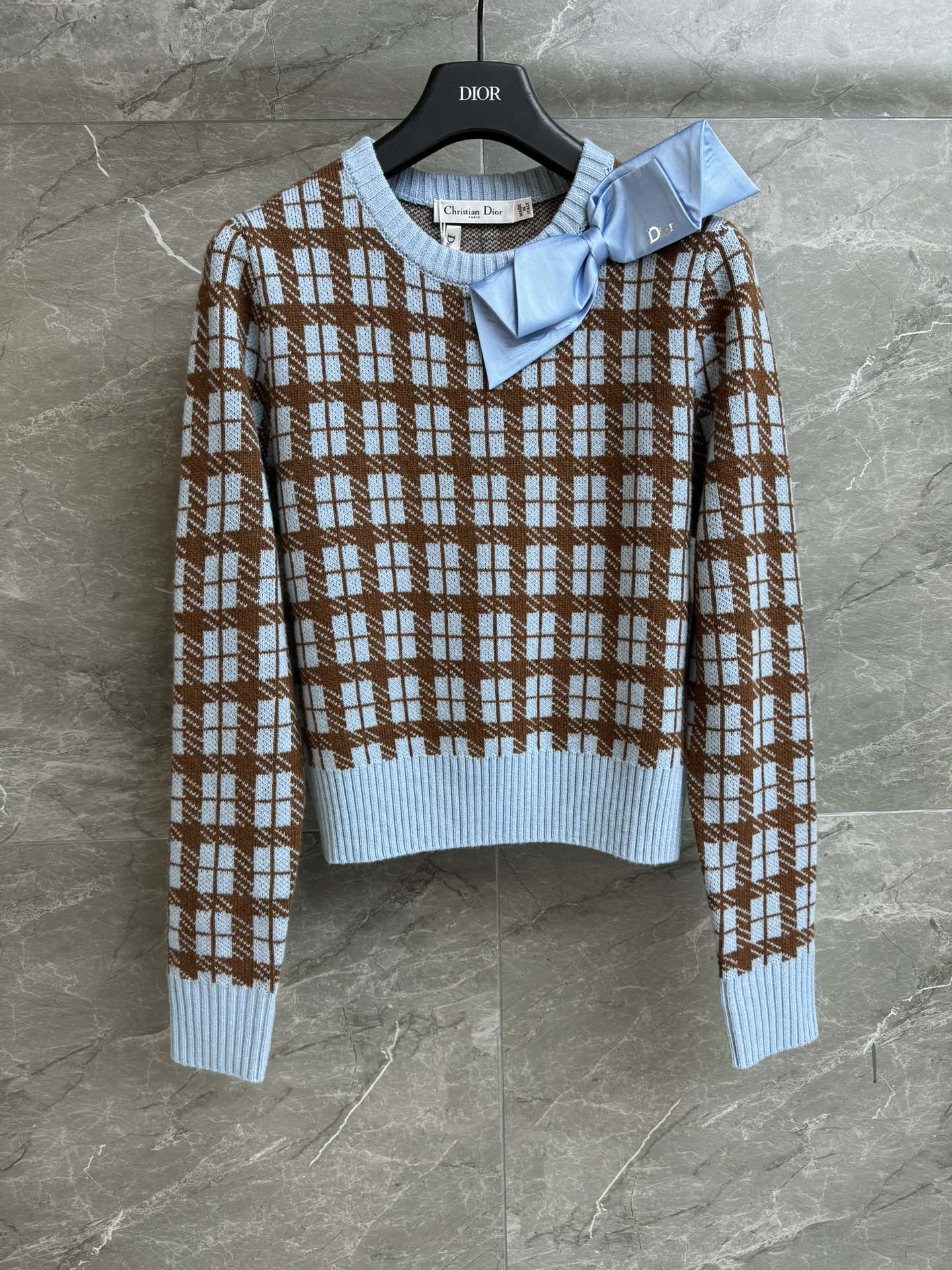 NO:715527,New arrival for early spring. D's plaid bow sweater 2026 spring and summer series. Round ribbed neckline. Bow decoration. Blue coffee plaid color is fashionable and western. Wool knitted fabric. Comfortable and skin-friendly. Slim fit. The upper body is slim and elegant. Complete trademarks. Sizes: sml, dior, sweaters,19860909早春新款上新啦 D家格纹蝴蝶结毛衣 2026春夏系列 圆领罗纹领口 蝴蝶结装饰点缀 蓝咖格纹配色时髦洋气 羊毛针织面料 舒适亲肤 修身版型 上身显瘦又气质 商标齐全 尺码sml,,dior,sweaters,,Women's clothing