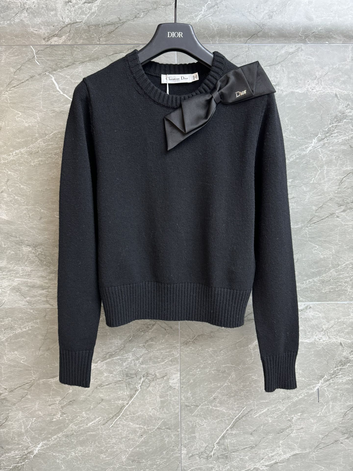 NO:715525,The new style for early spring is new. D's bow-decorated sweater. 2026 spring and summer series. Round ribbed neckline. Bow-knot decorative embellishment. Elegant and fashionable. Wool knitted fabric. Comfortable and skin-friendly. Slim fit. The upper body is slim and elegant. Complete trademarks. Sizes: sml, dior, sweaters,19860909早春新款上新啦 D家蝴蝶结装饰毛衣 2026春夏系列 圆领罗纹领口 蝴蝶结装饰点缀 优雅时髦洋气 羊毛针织面料 舒适亲肤 修身版型 上身显瘦又气质 商标齐全 尺码sml,,dior,sweaters,,Women's clothing