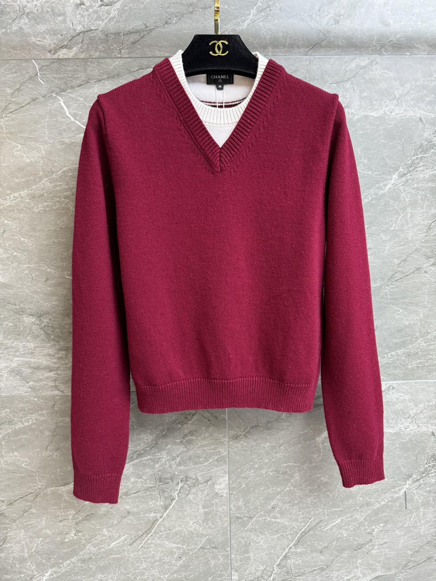 NO:715523,New styles for early spring are available. Xiangjia fake two-piece sweater 2026 spring and summer preview series. Fake two-piece stacking design. Double C logo pattern embellishment on the back. Casual, simple and fashionable. Customized knitted fabric. Comfortable and skin-friendly. Loose fit. The upper body is slim and versatile. Complete trademarks. Sizes SML,,chanel,sweaters,19860909早春新款上新啦 香家假两件毛衣 2026春夏预告系列 假两件叠穿设计 后背双C徽标图案点缀 休闲简约时髦 定制针织面料 舒适亲肤 宽松版型 上身显瘦又百搭 商标齐全 尺码SML,,chanel,sweaters,,Women's clothing