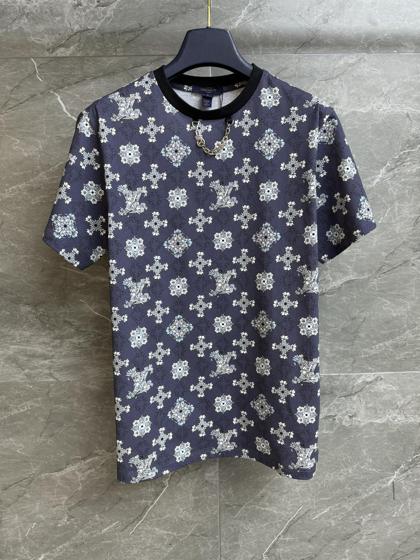 NO:717509,New arrival in early spring. L family floral print T-shirt 2026 new arrival in early spring. Round neck design. Logo chain decoration. Retro floral logo printing pattern. Customized cotton fabric. Comfortable and breathable. Loose fit. The upper body is slim and versatile. Complete trademarks. Sizes SML, louis vuitton, tees, t-shirt,19860909早春新款上新啦 L家花卉印花T恤 2026早春新品 圆领领口设计 logo链条装饰点缀 复古花卉logo印花图案 定制棉质面料 舒适透气 宽松版型 上身显瘦又百搭 商标齐全 尺码SML,,louis vuitton,tees，t-shirt,,Women's clothing